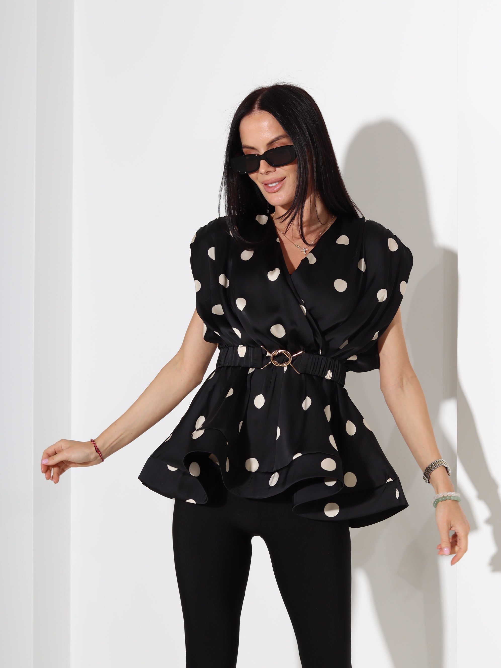 Melnas värvi tops 'Punktiņš' ar volānu gurnu osas - 18344