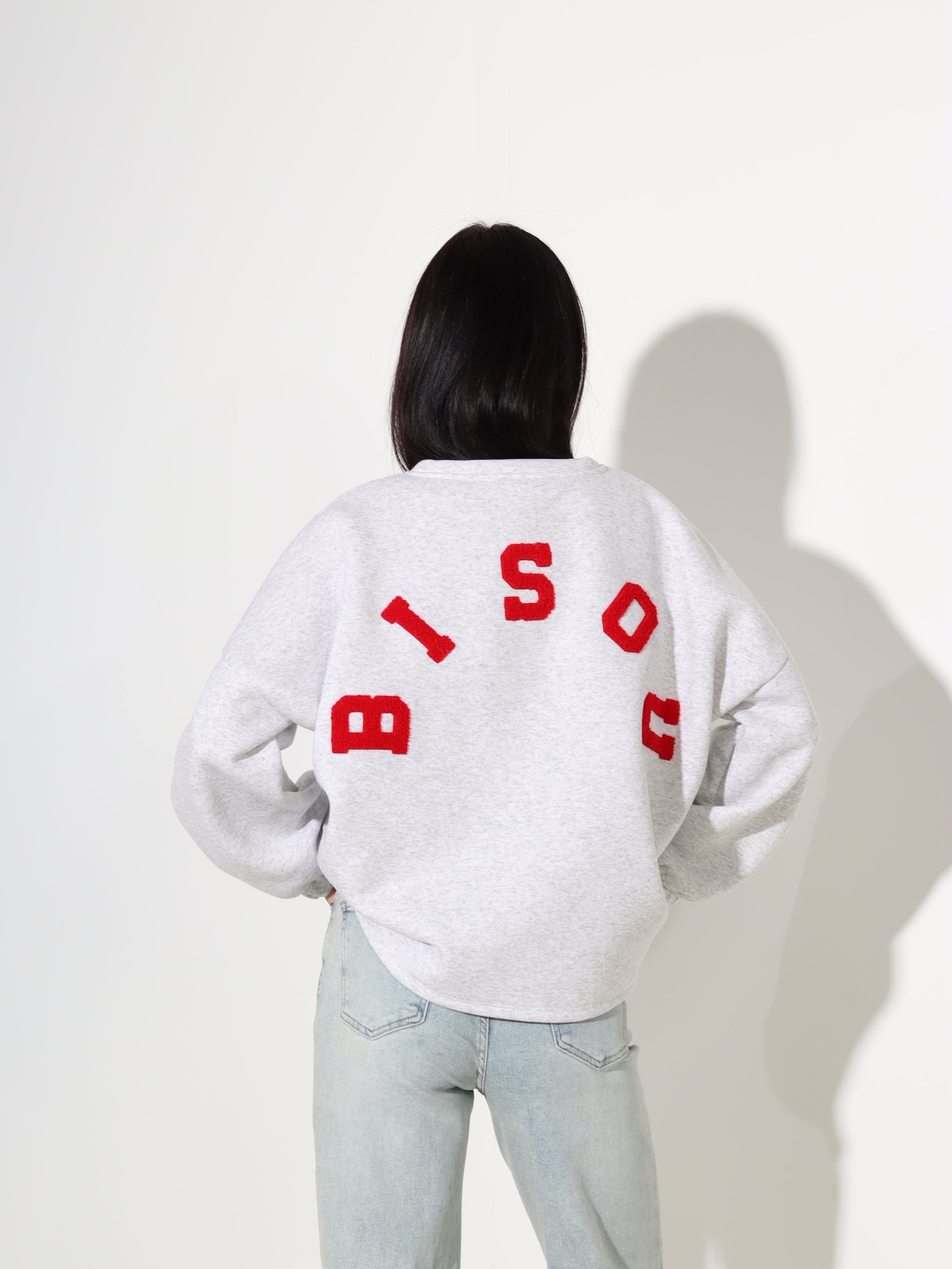 Pelēks džemperis ar SARKANU uzrakstu "Bisou" - 18115