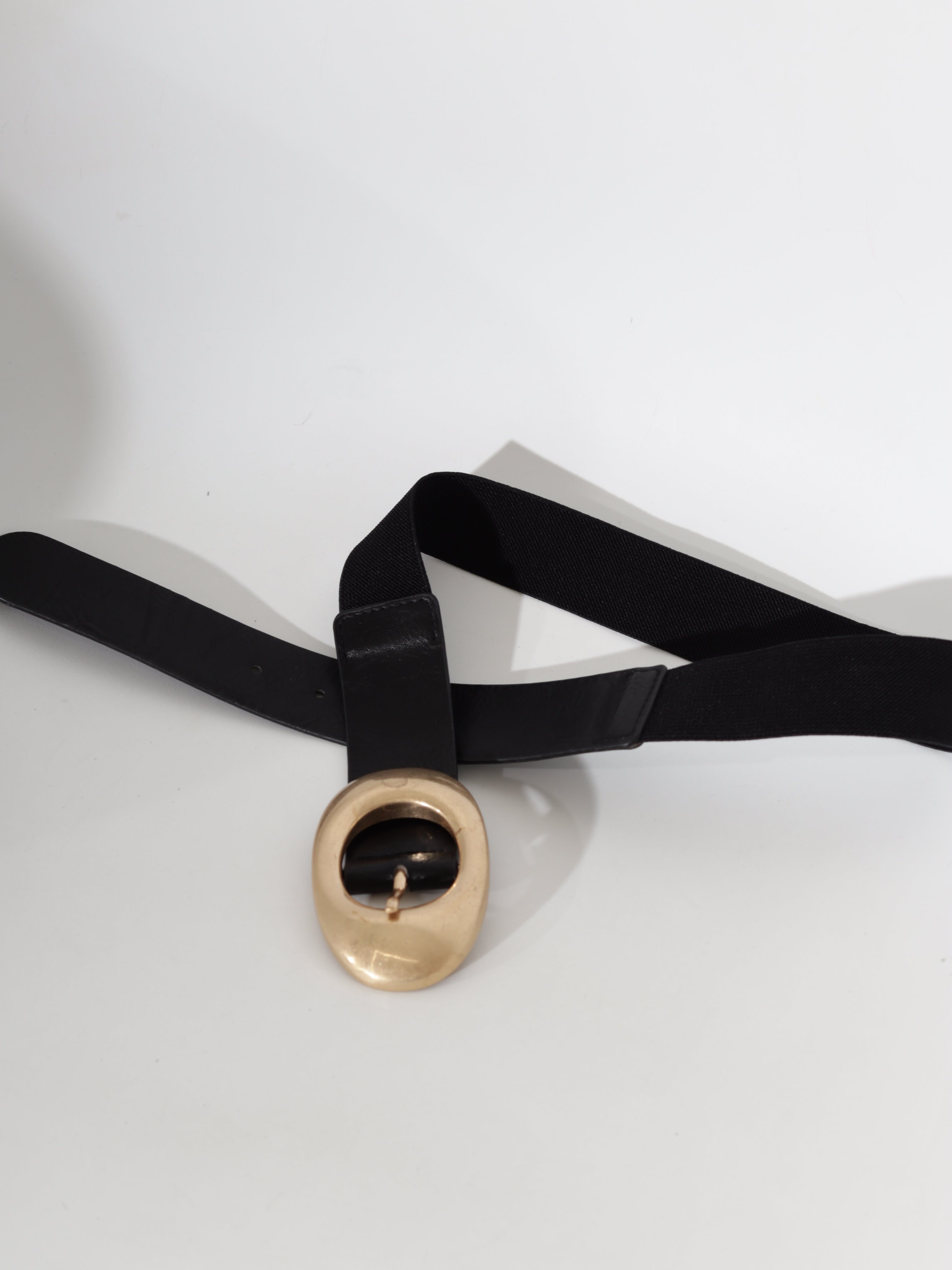 Melna josta ar ovālu gold spradzi, m/ā+ gumija - 20690