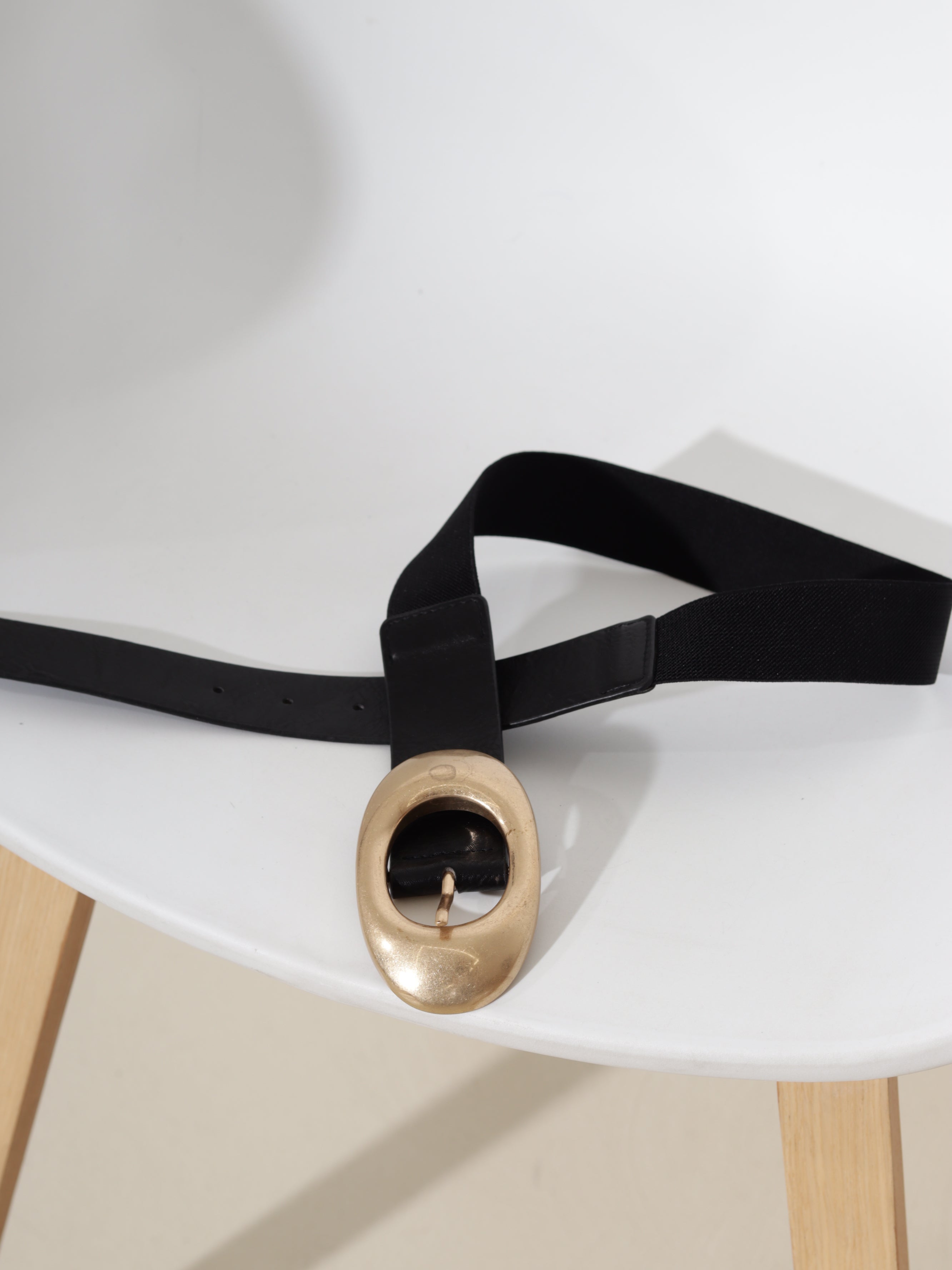 Melna josta ar ovālu gold spradzi, m/ā+ gumija - 20690