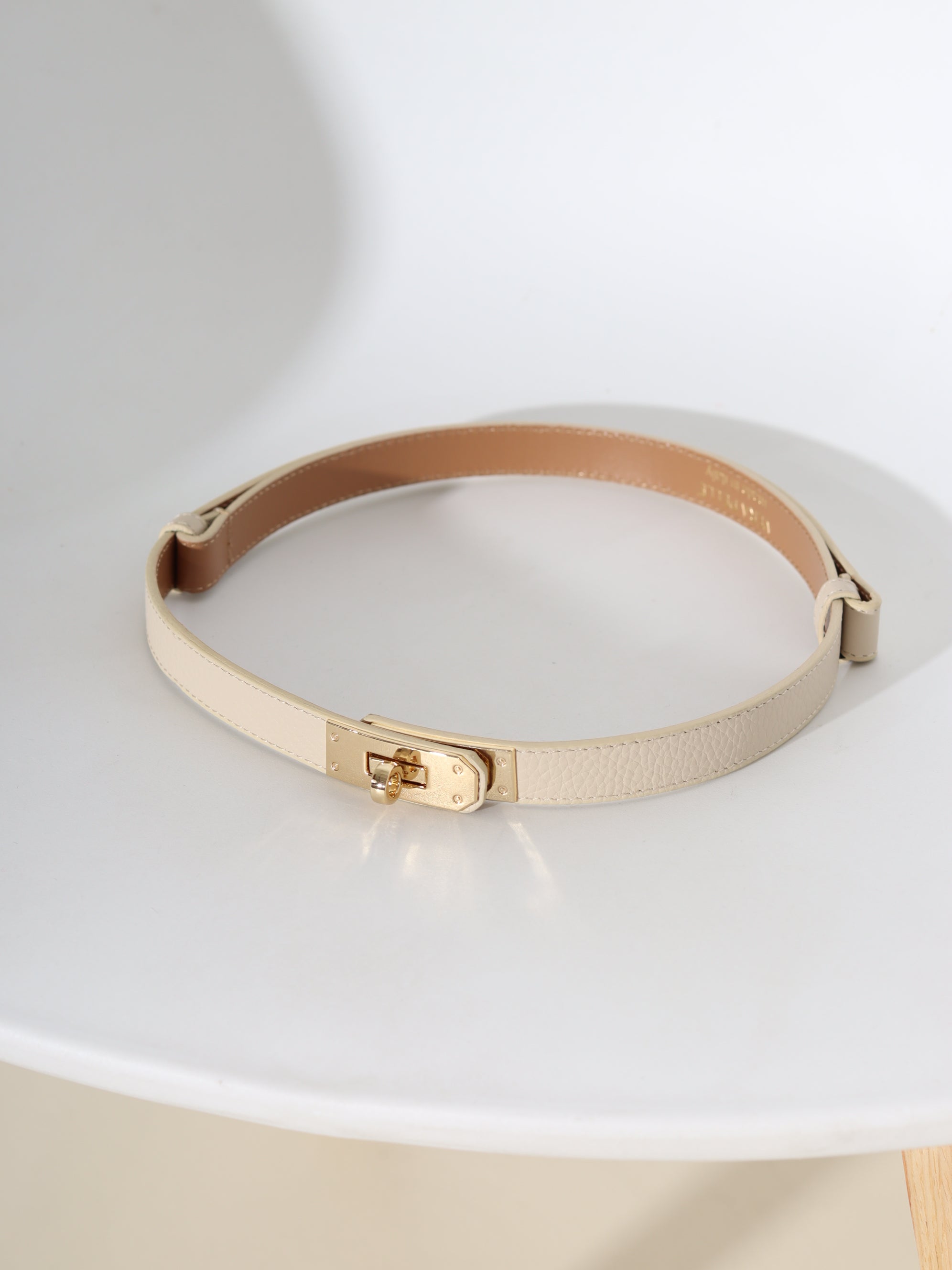 Bēša, d/a regulējama josta ar zelta āķīša aizdari - 18359