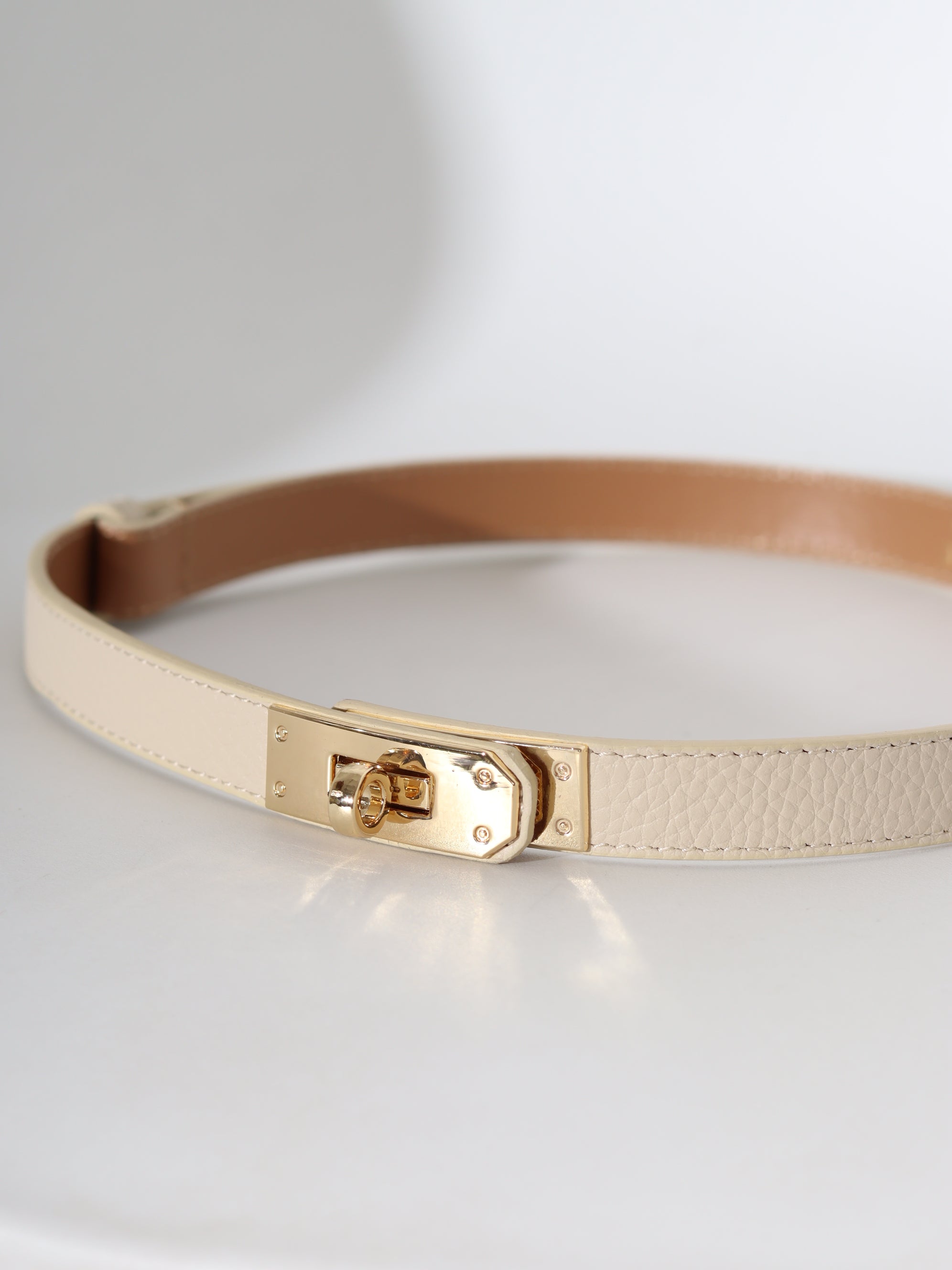 Bēša, d/a regulējama josta ar zelta āķīša aizdari - 18359