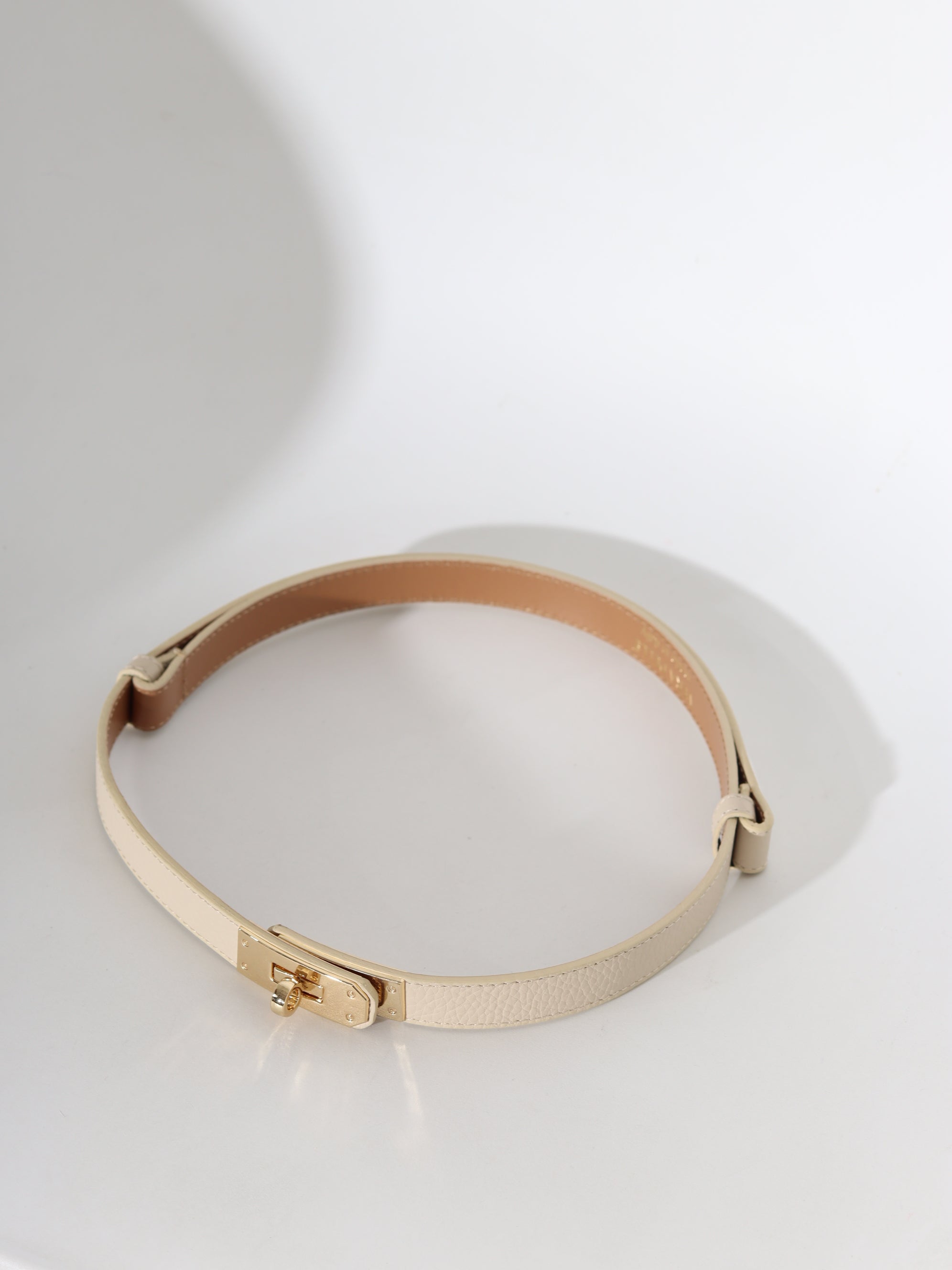 Bēša, d/a regulējama josta ar zelta āķīša aizdari - 18359