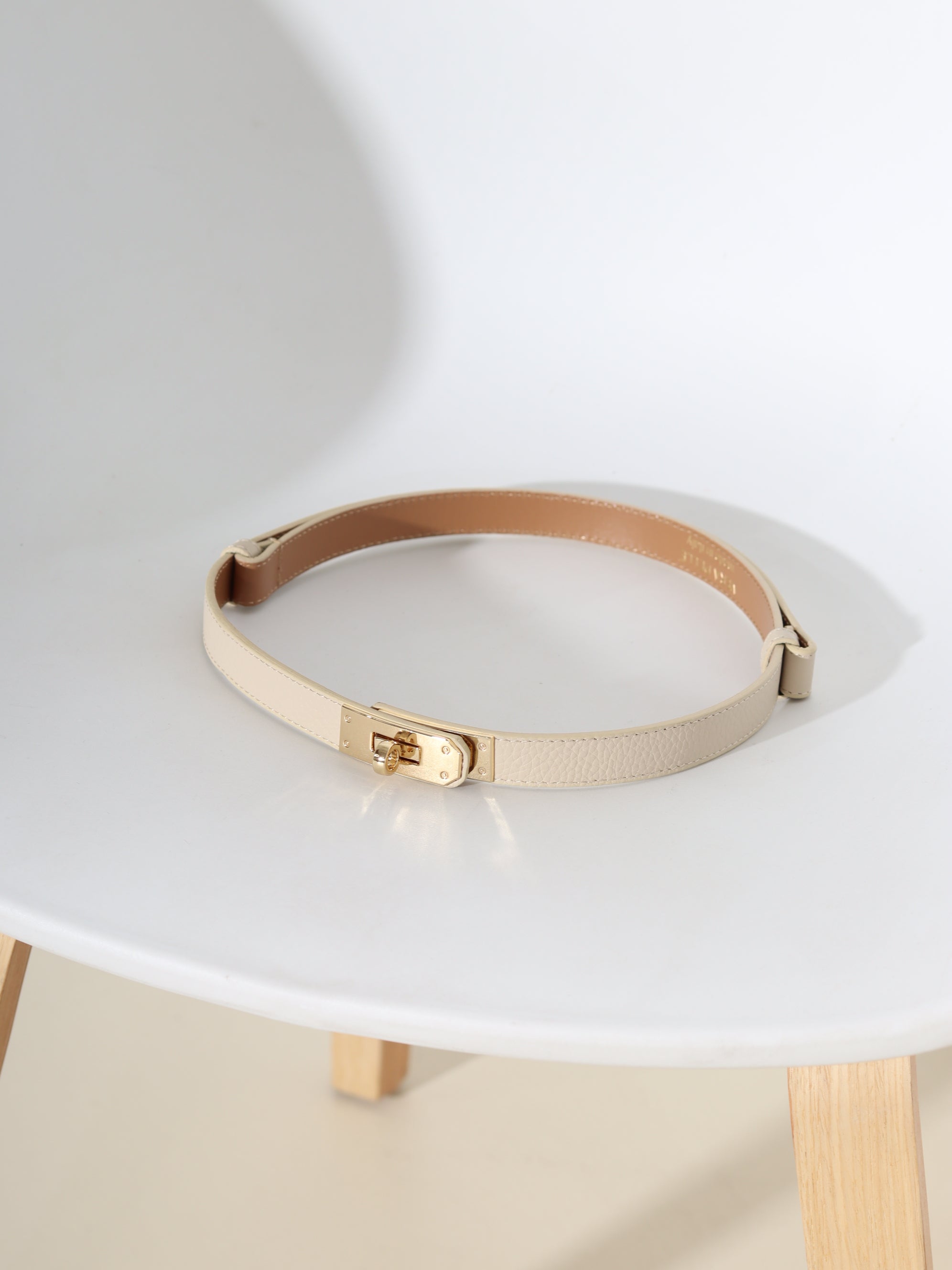 Bēša, d/a regulējama josta ar zelta āķīša aizdari - 18359