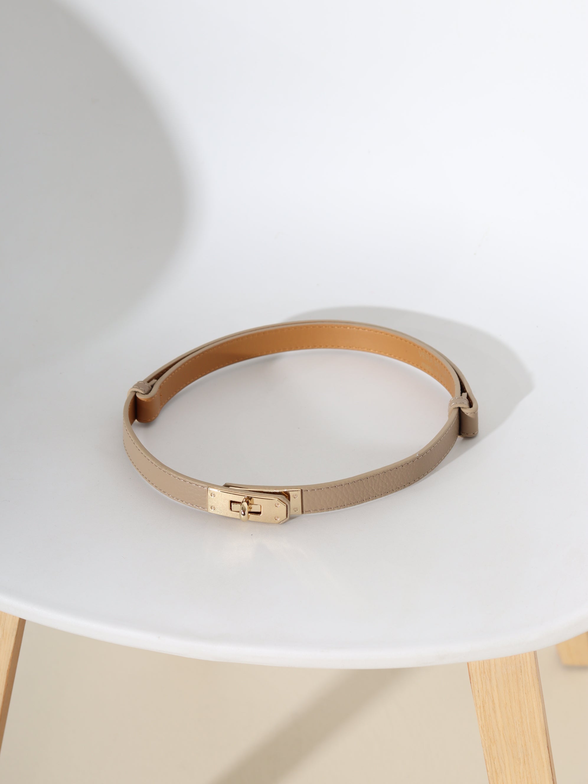 Gaiši brūna, d/a regulējama josta ar zelta āķīša aizdari - 15764