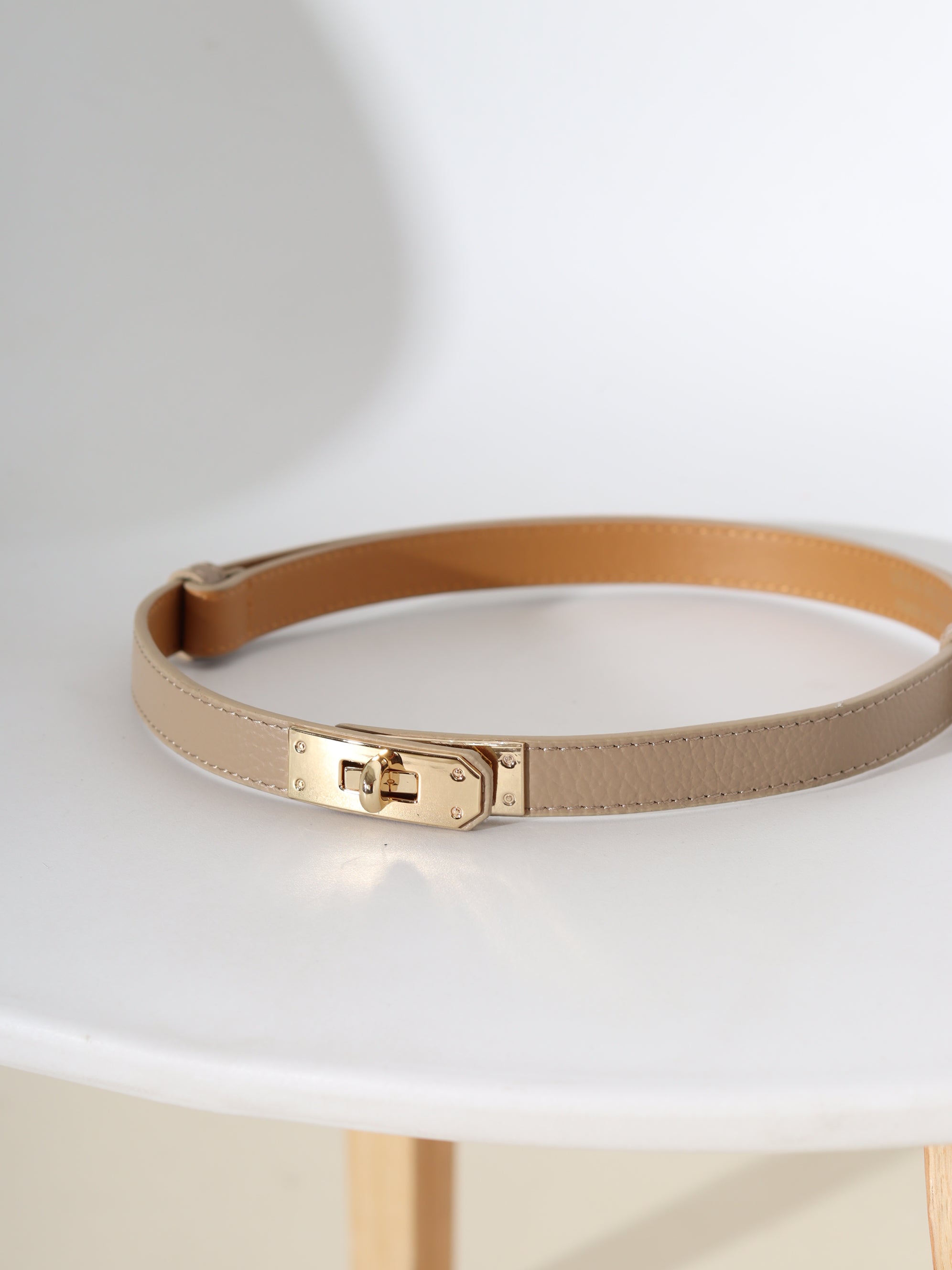 Gaiši brūna, d/a regulējama josta ar zelta āķīša aizdari - 15764