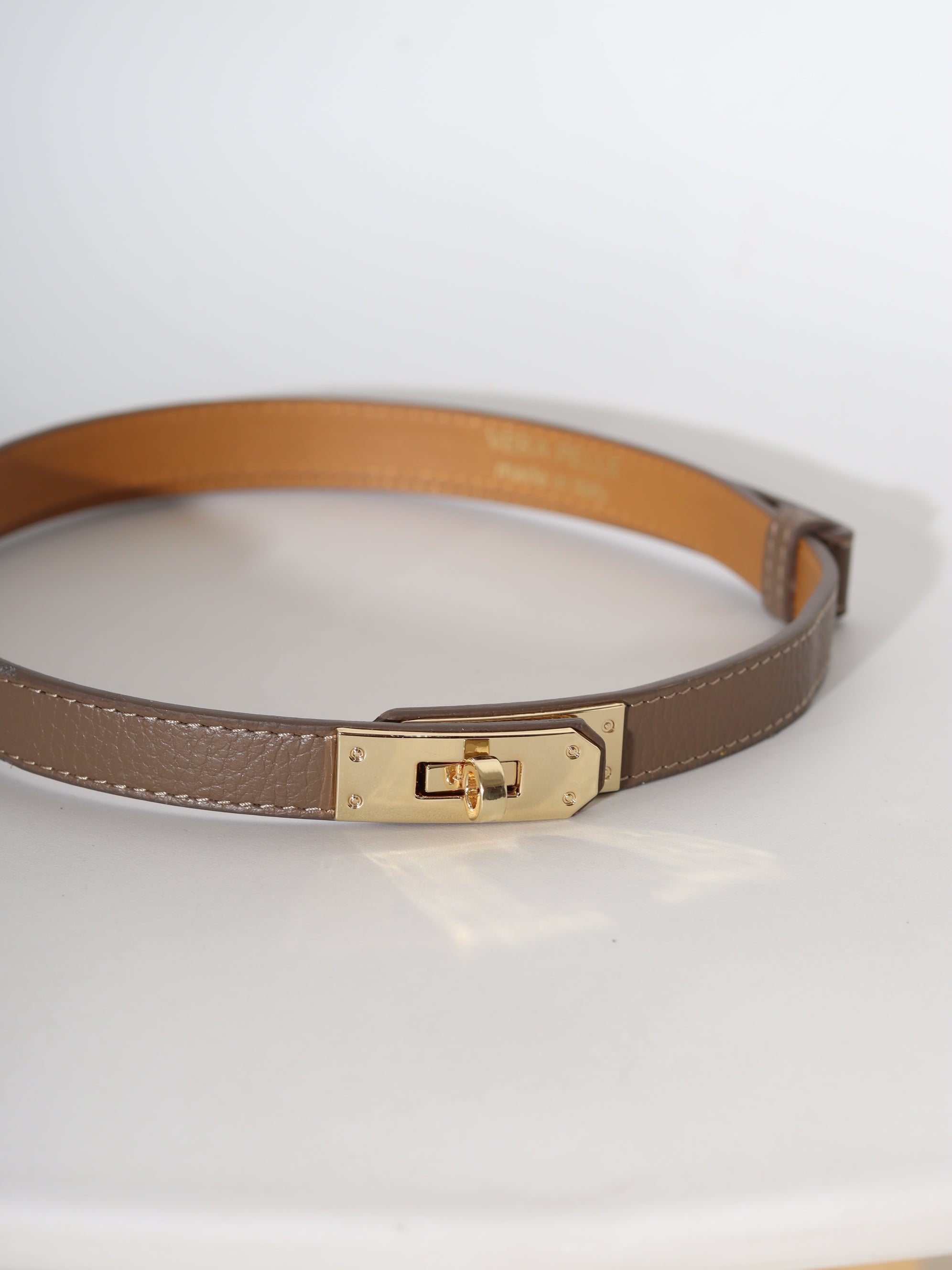 Brūna, d/a regulējama josta ar zelta āķīša aizdari - 18358