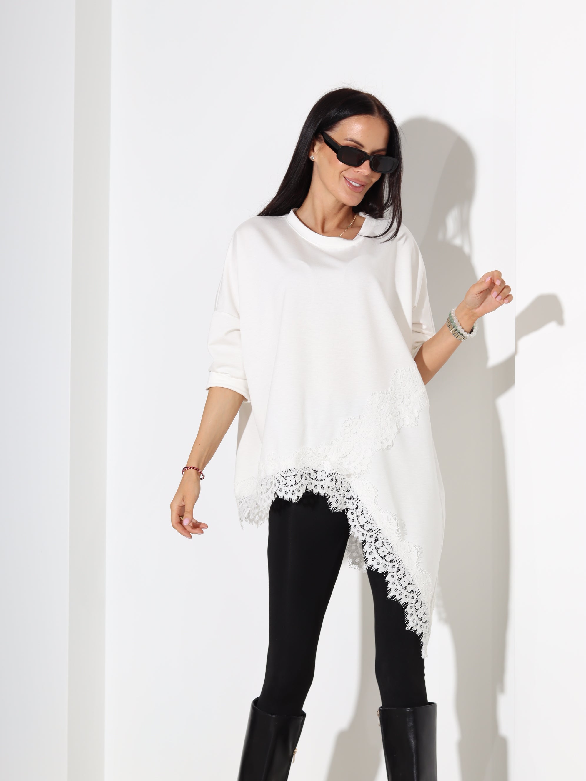 Balts tops ar pagarinātu apakšmalu un mežģīņu akcentu - 18300