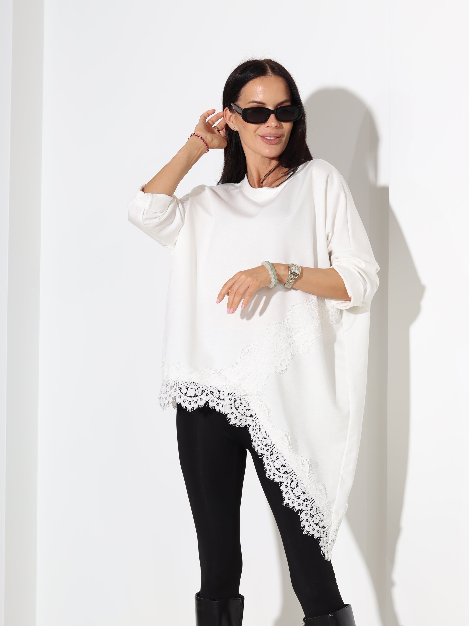 Balts tops ar pagarinātu apakšmalu un mežģīņu akcentu - 18300