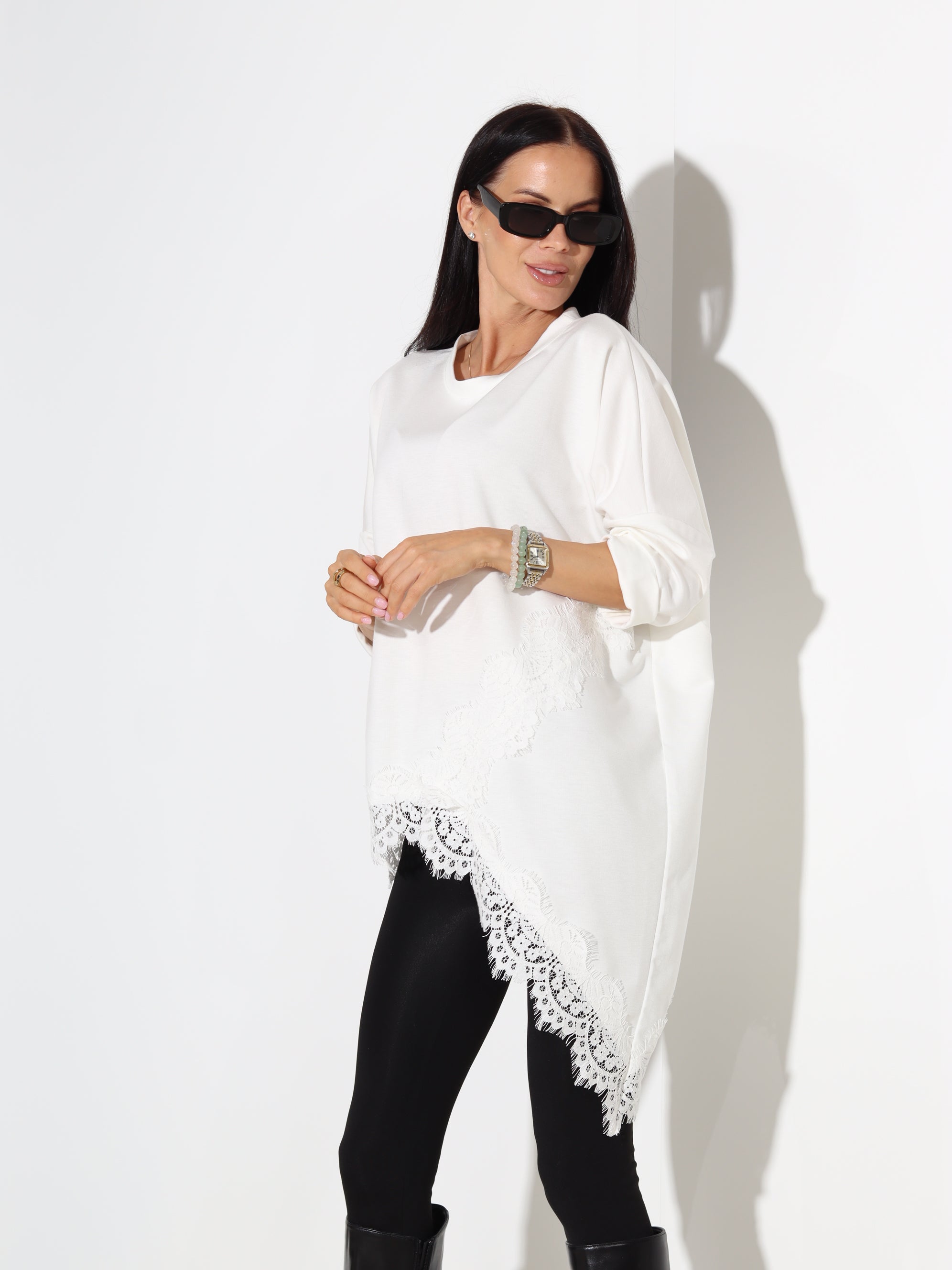 Balts tops ar pagarinātu apakšmalu un mežģīņu akcentu - 18300