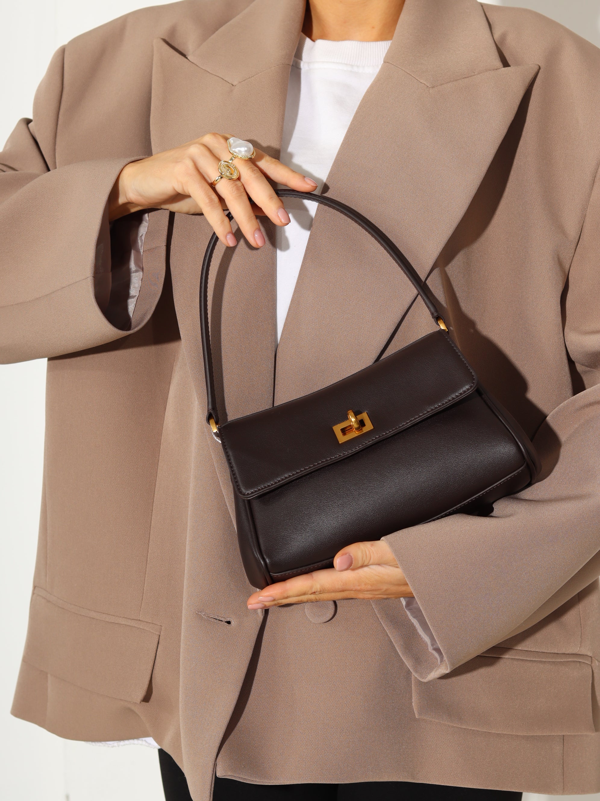 Melna maza izmēra d/ādas soma ar zelta värvi furnitūru - 17922