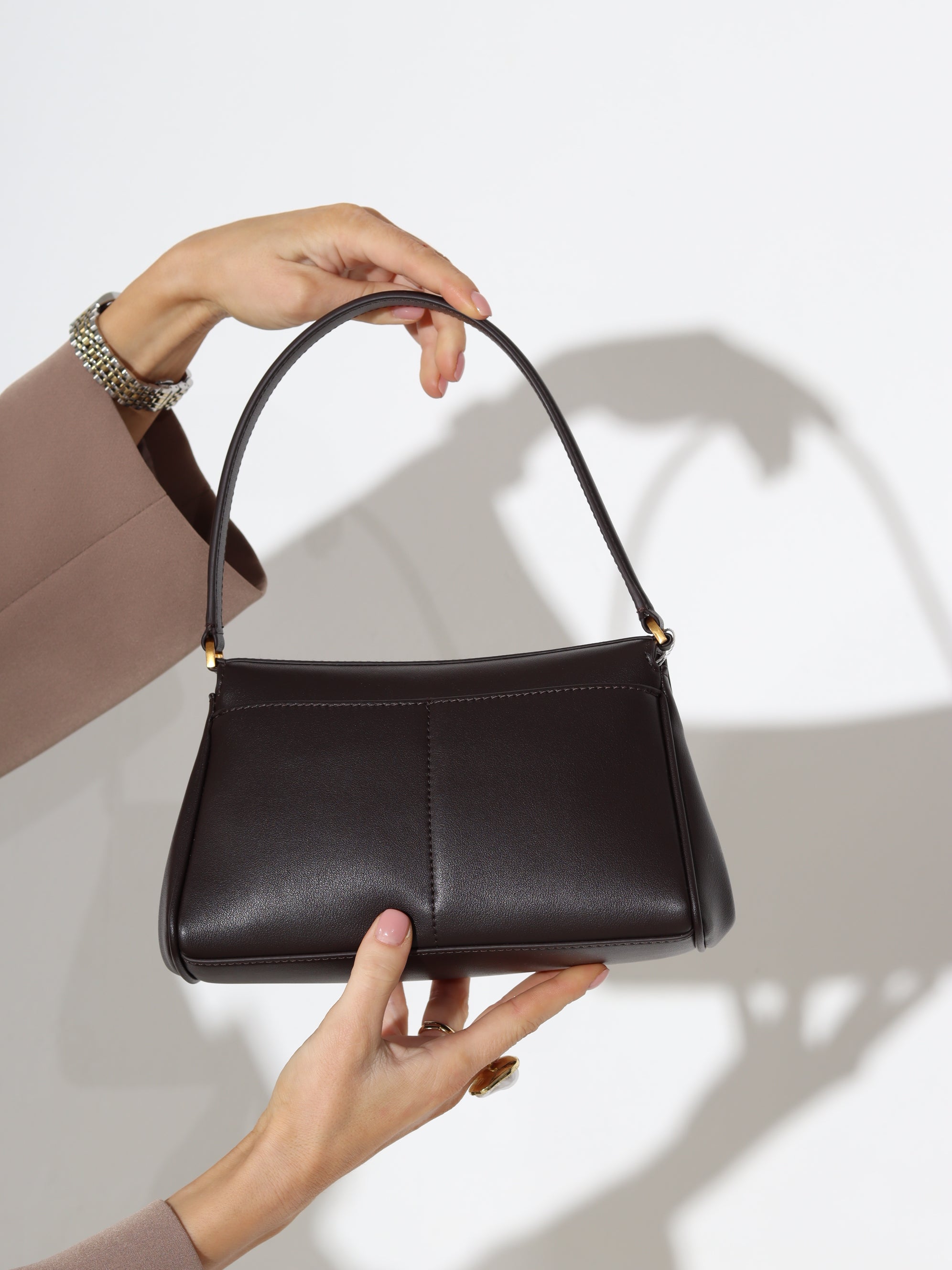 Brūna maza izmēra d/ādas soma ar kulla värvi mööbli - 17921