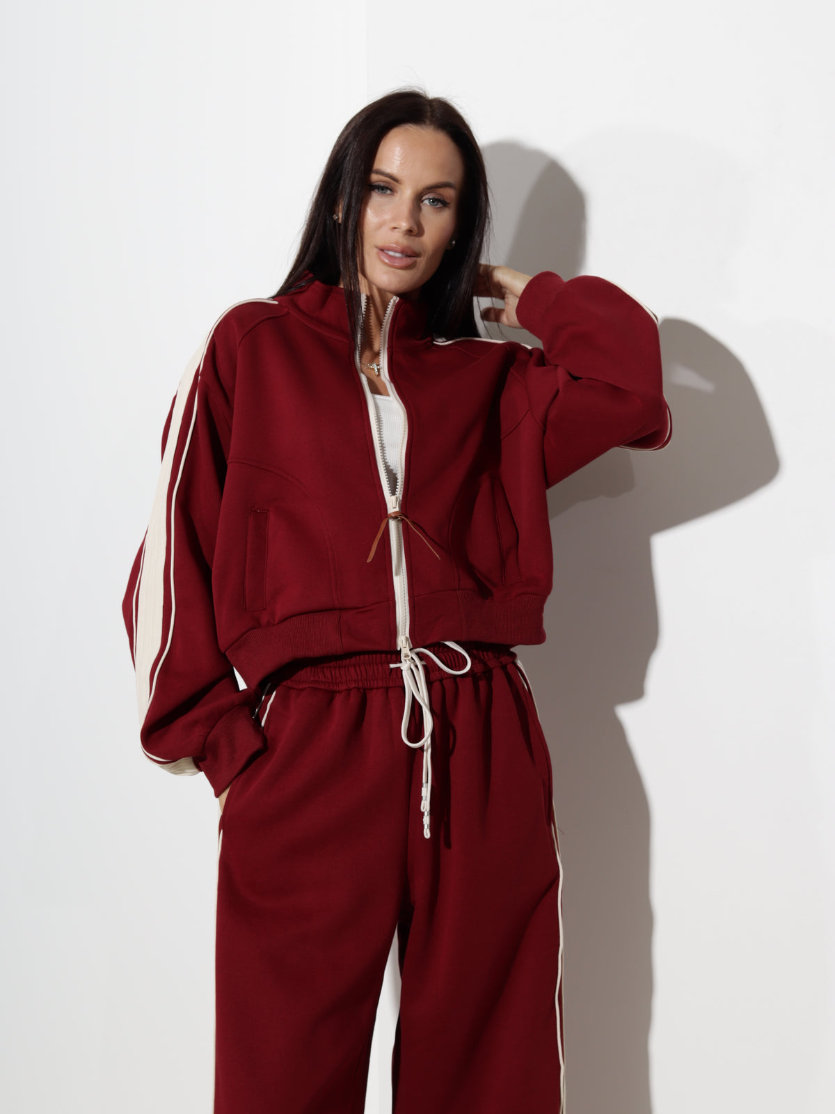 Bordo sarkans komplekts, sportiska stila ar svītrām - 21317