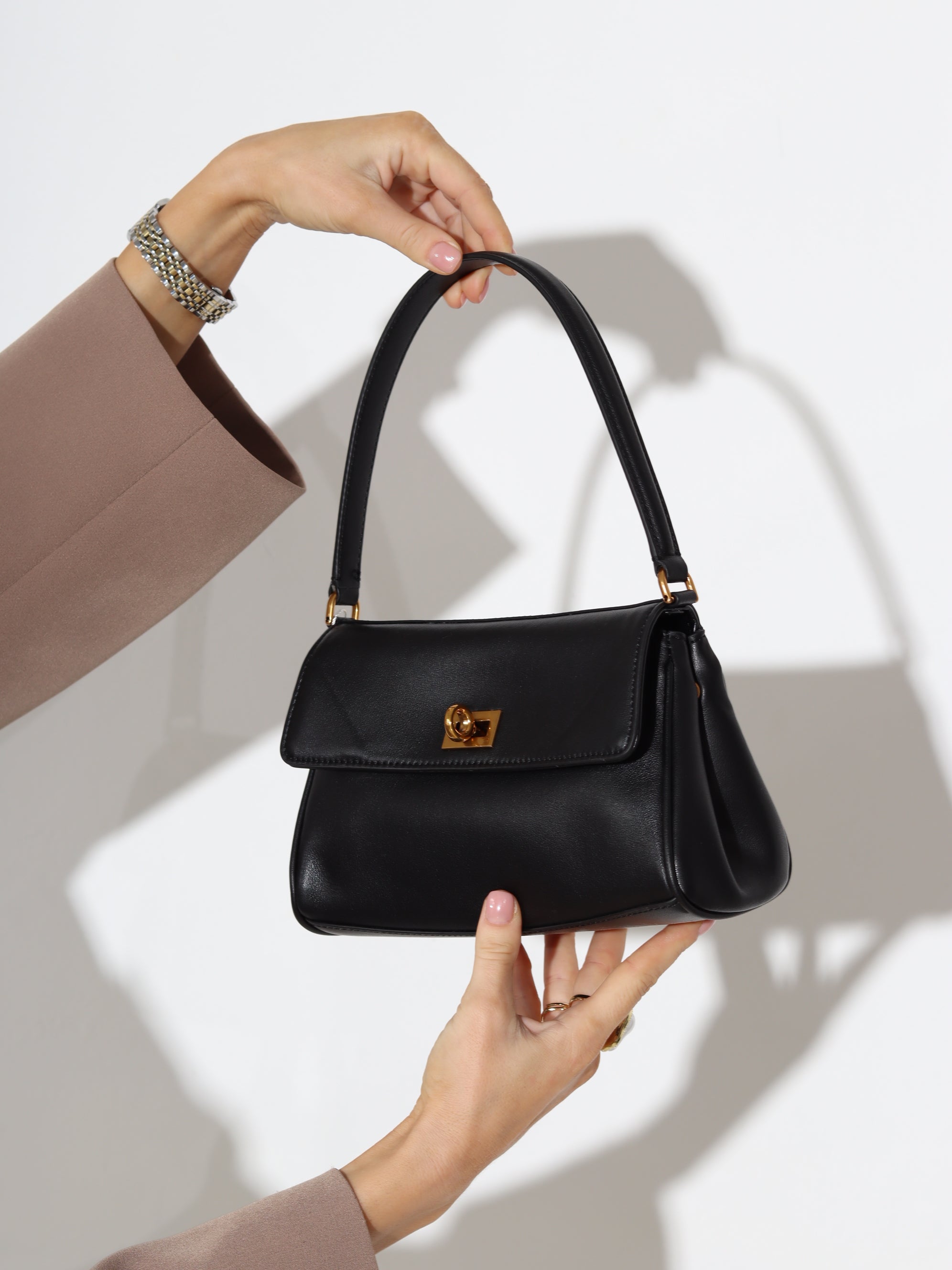 Melna maza izmēra d/ādas soma ar zelta värvi furnitūru - 17922