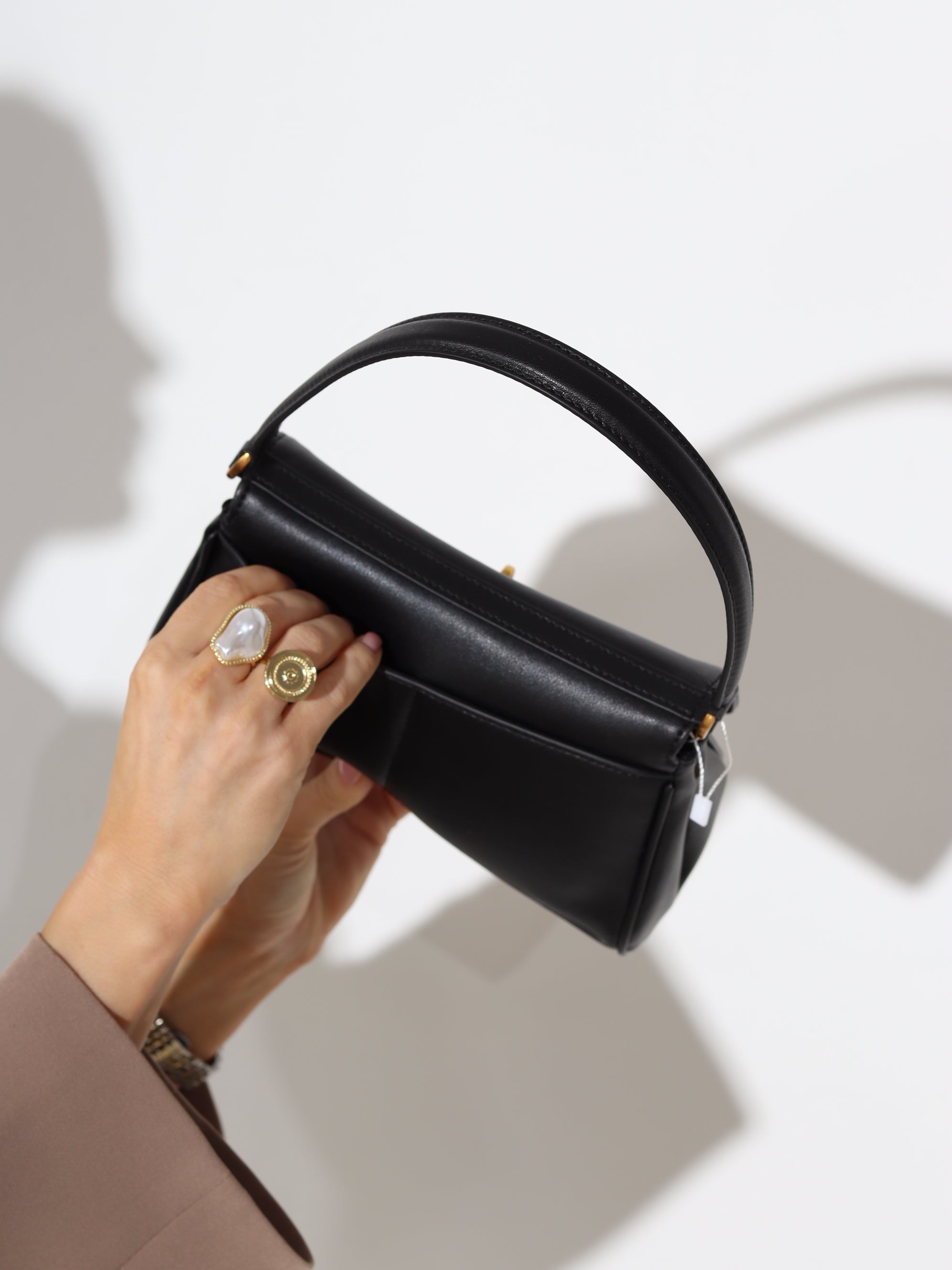 Melna maza izmēra d/ādas soma ar zelta värvi furnitūru - 17922