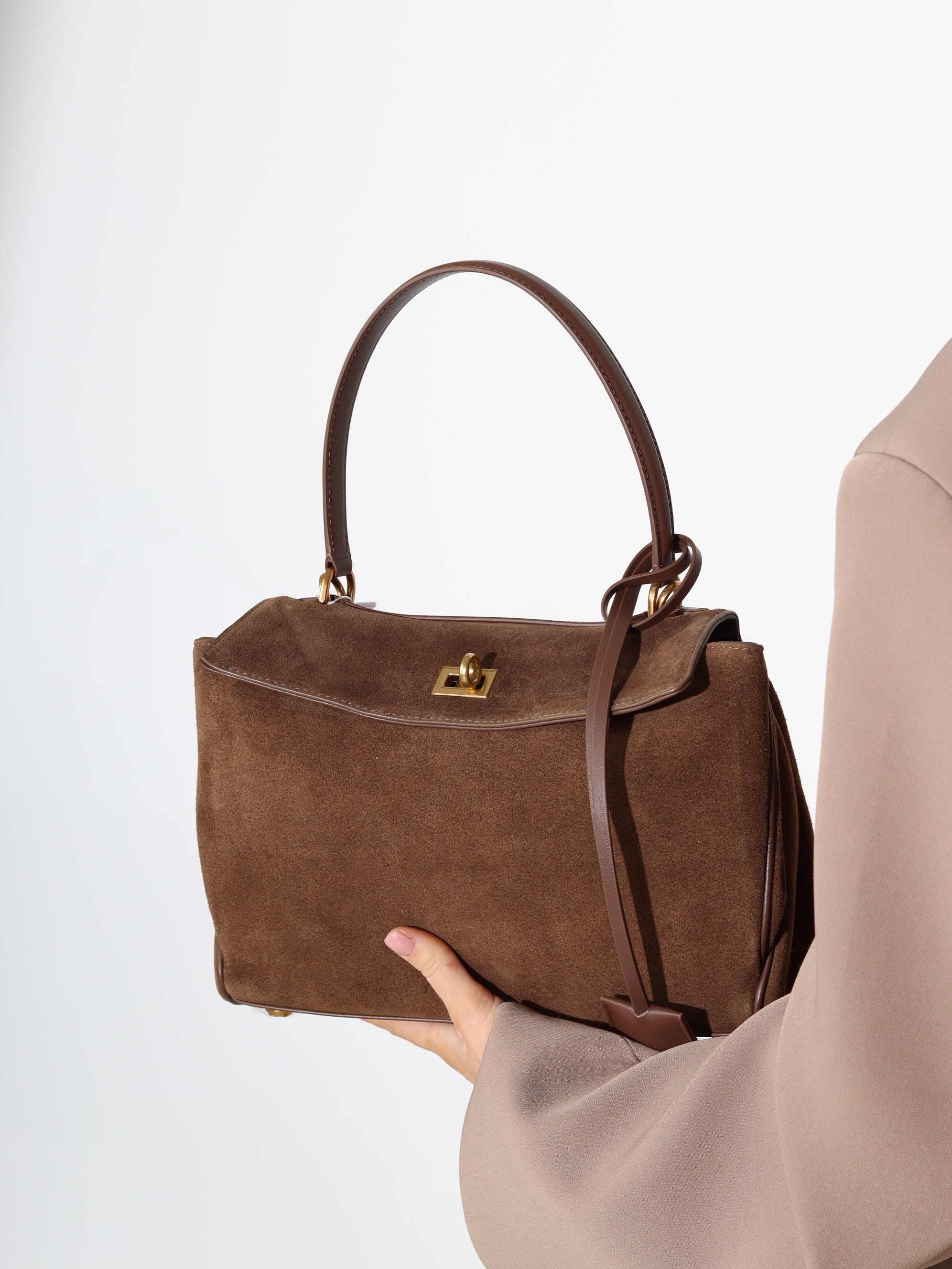 G.brūna MIDI d/zamšādas soma uz vienas lences un ādas kabatiņām aizmugurē - 17927