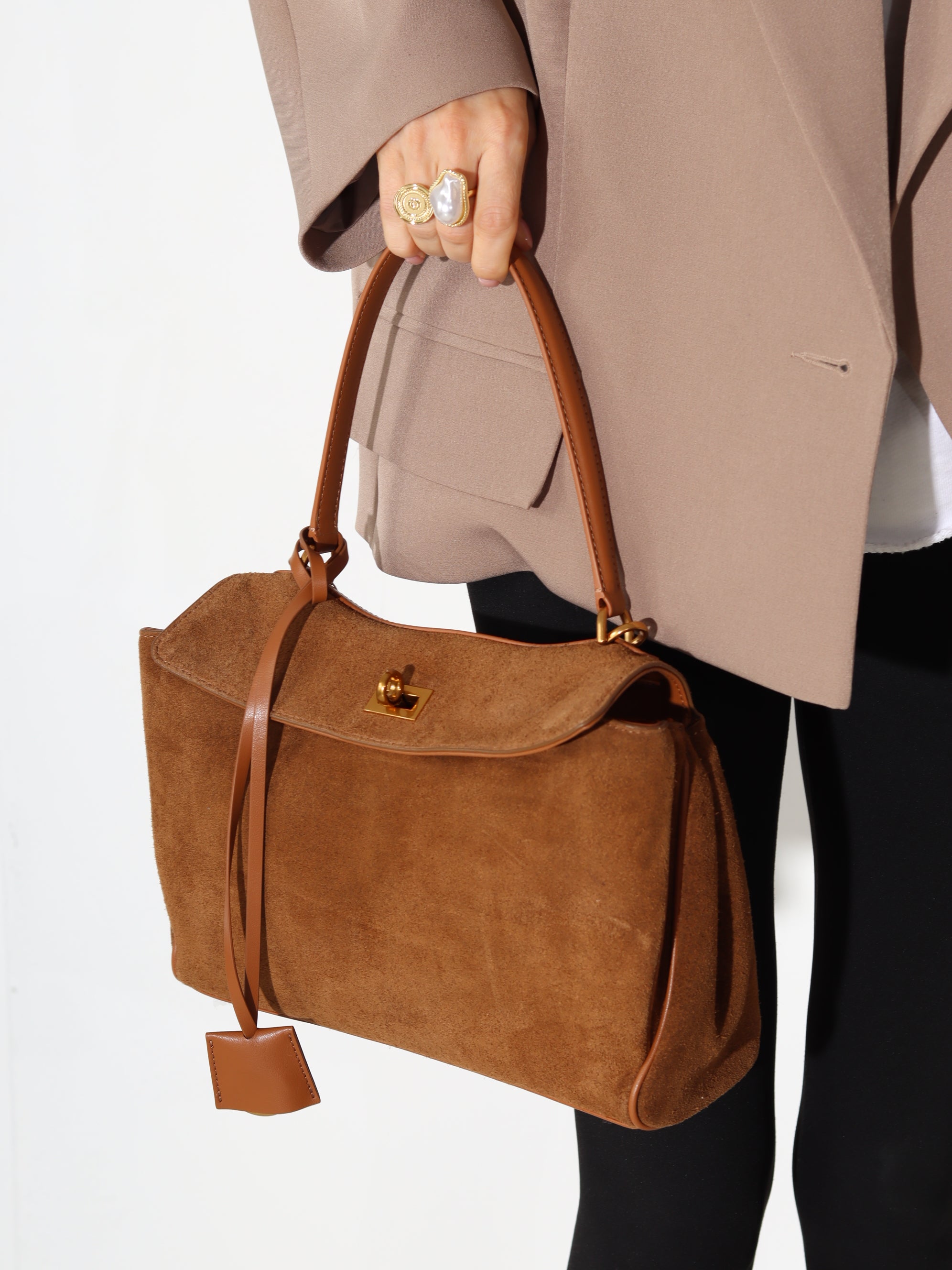 Camel/brūna MIDI d/zamšādas soma uz vienas lences un ādas kabatiņām taga - 17926