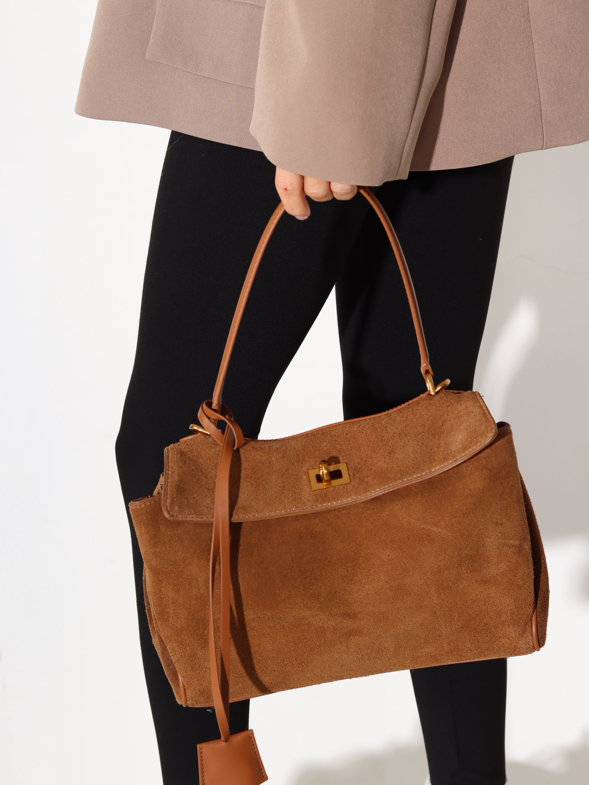 Camel/brūna MIDI d/zamšādas soma uz vienas lences un ādas kabatiņām taga - 17926