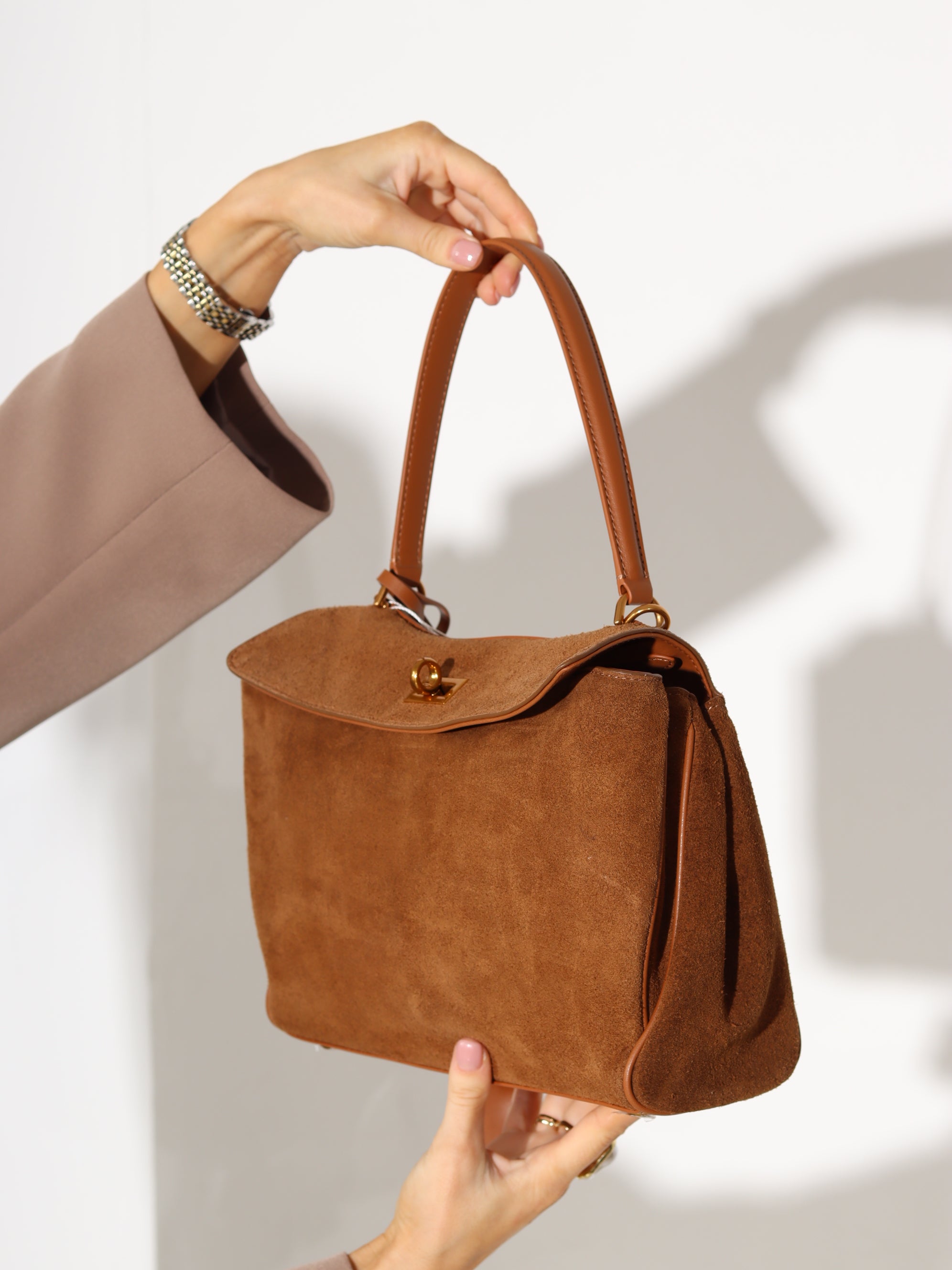 Camel/brūna MIDI d/zamšādas soma uz vienas lences un ādas kabatiņām taga - 17926