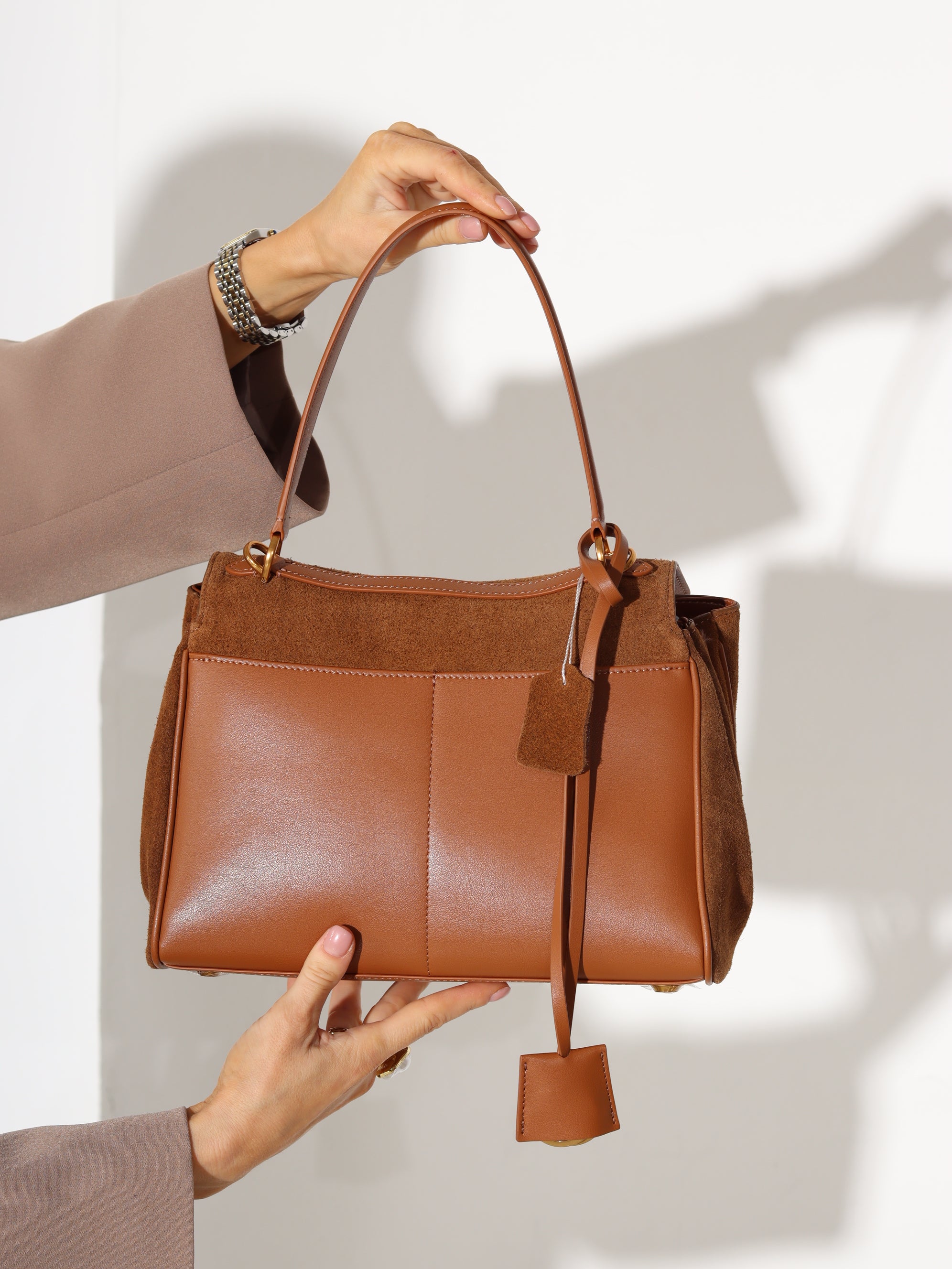 Camel/brūna MIDI d/zamšādas soma uz vienas lences un ādas kabatiņām taga - 17926