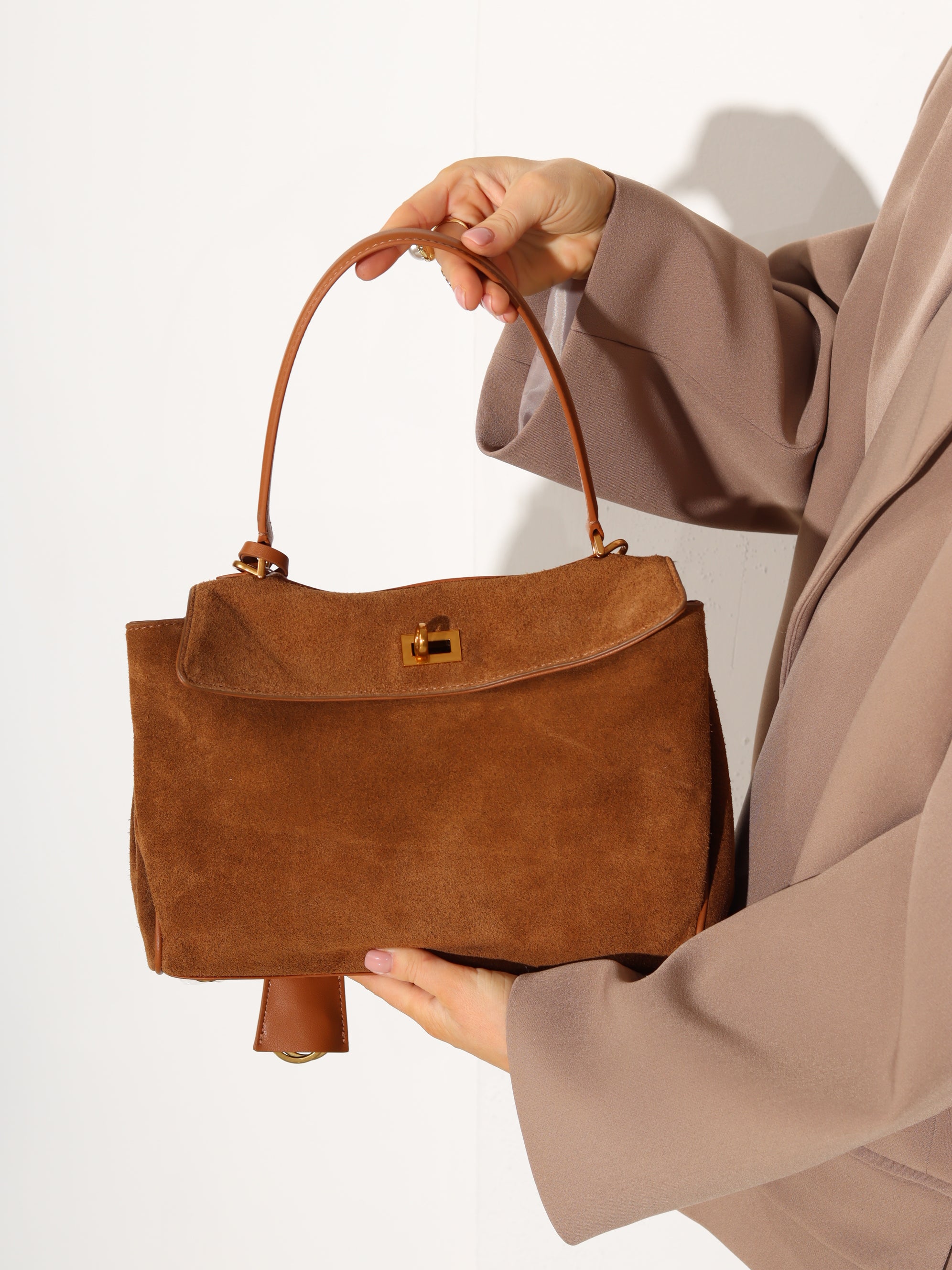 Camel/brūna MIDI d/zamšādas soma uz vienas lences un ādas kabatiņām taga - 17926