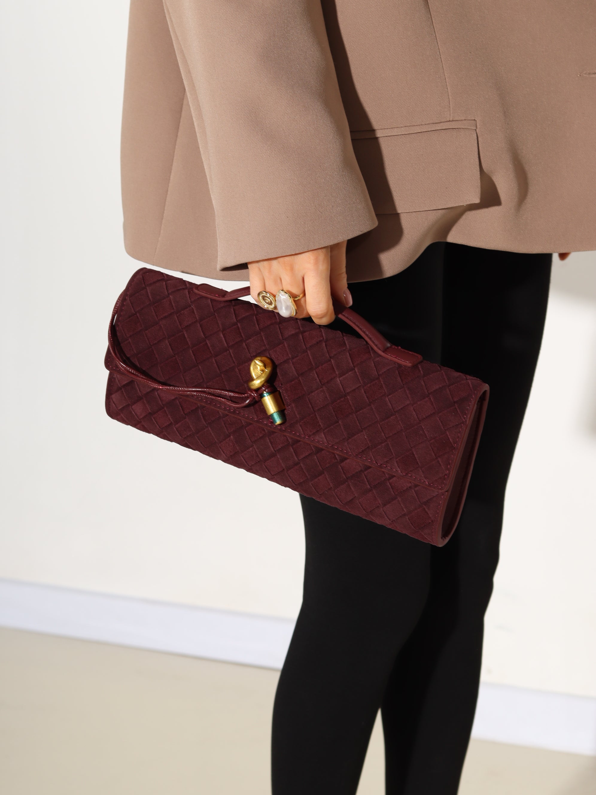 Bordo d/zamšādas taisnstūra formas pīta soma ar zelta dekora aizdari - 17934