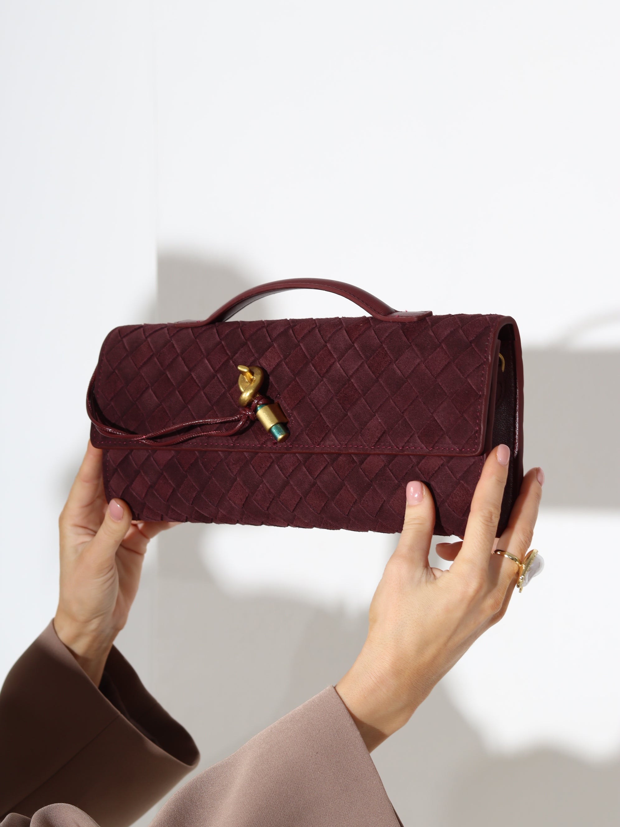 Bordo d/zamšādas taisnstūra formas pīta soma ar zelta dekora aizdari - 17934