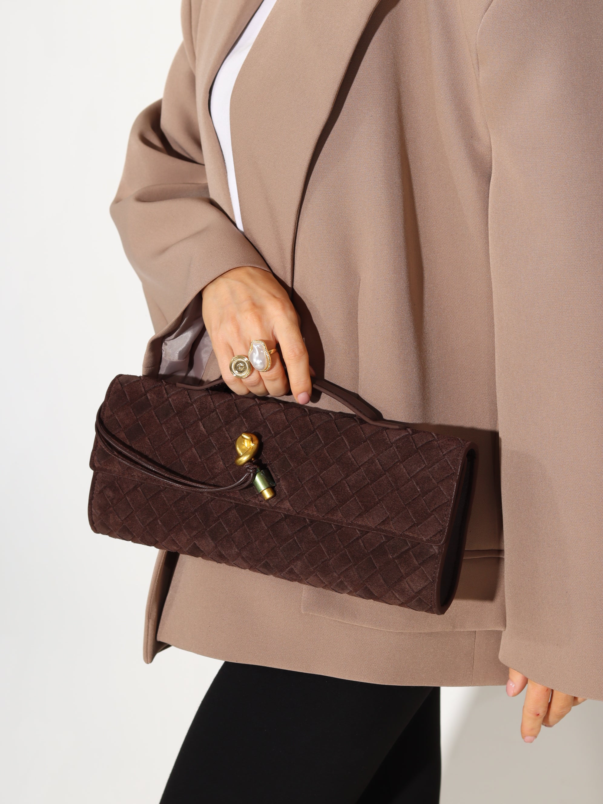 Brūna d/zamšādas taisnstūra formas pīta soma ar zelta dekora aizdari - 17936