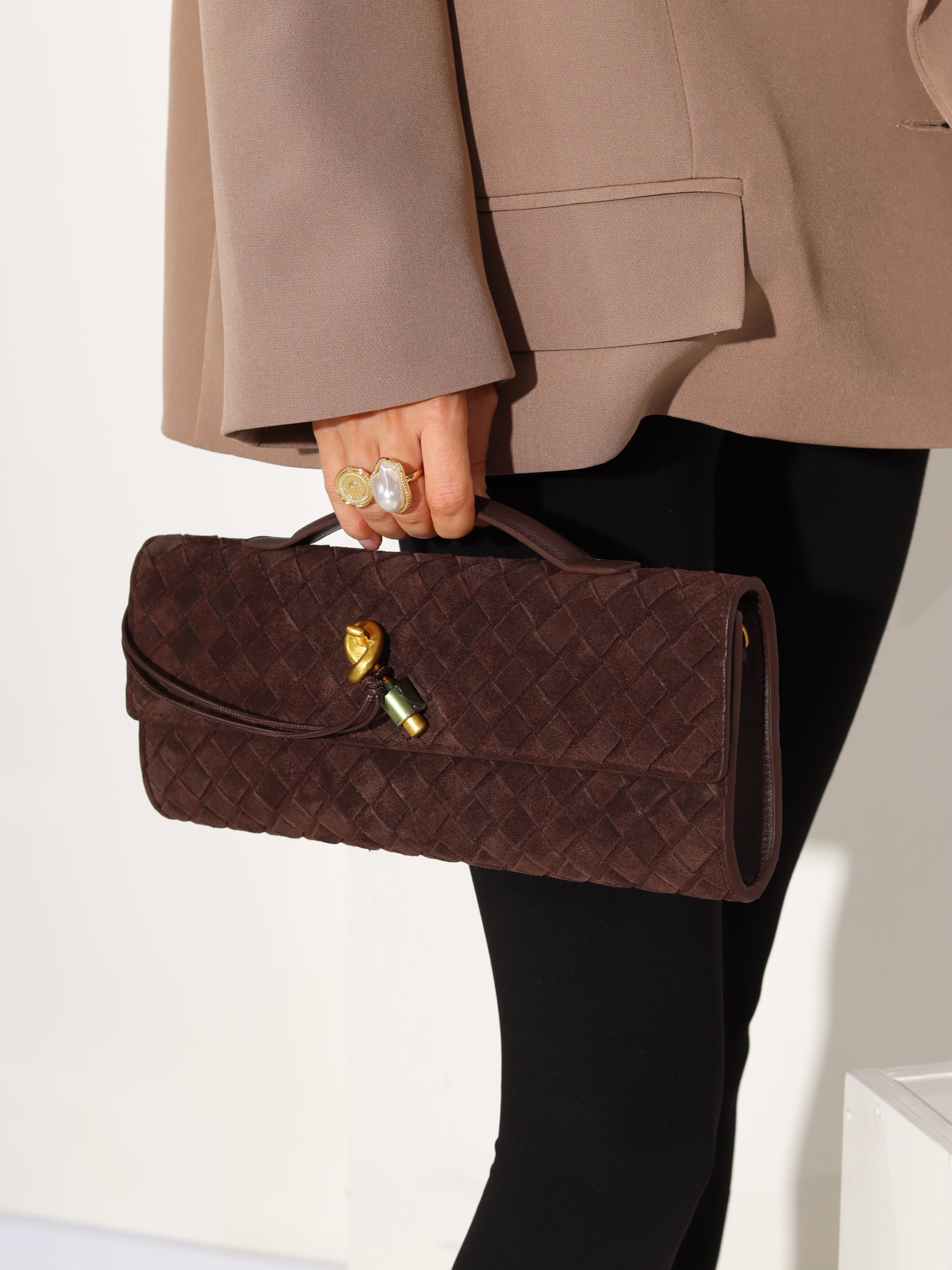 Brūna d/zamšādas taisnstūra formas pīta soma ar zelta dekora aizdari - 17936