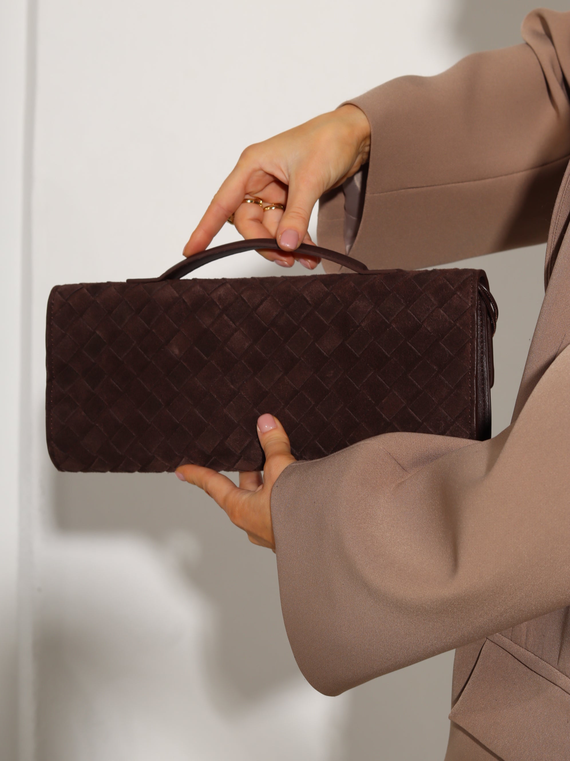 Brūna d/zamšādas taisnstūra formas pīta soma ar zelta dekora aizdari - 17936