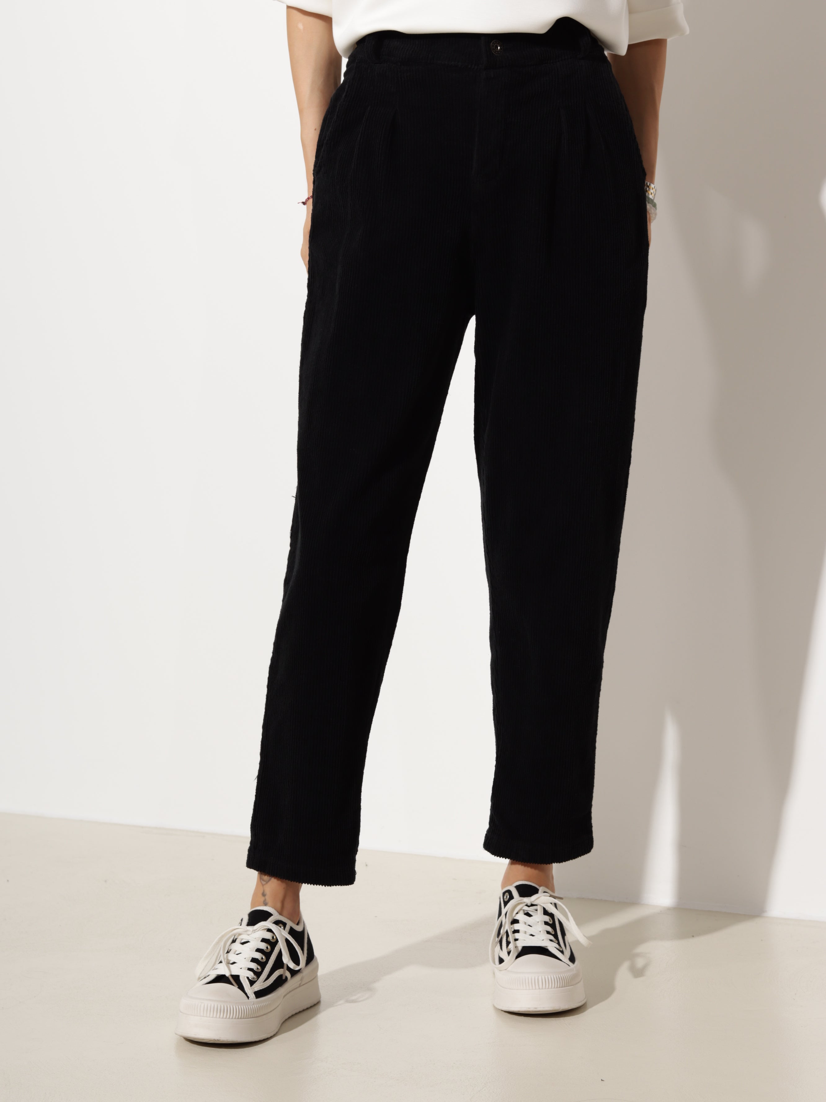 Melns velveta "Mom fit" tipa bikses- 20617