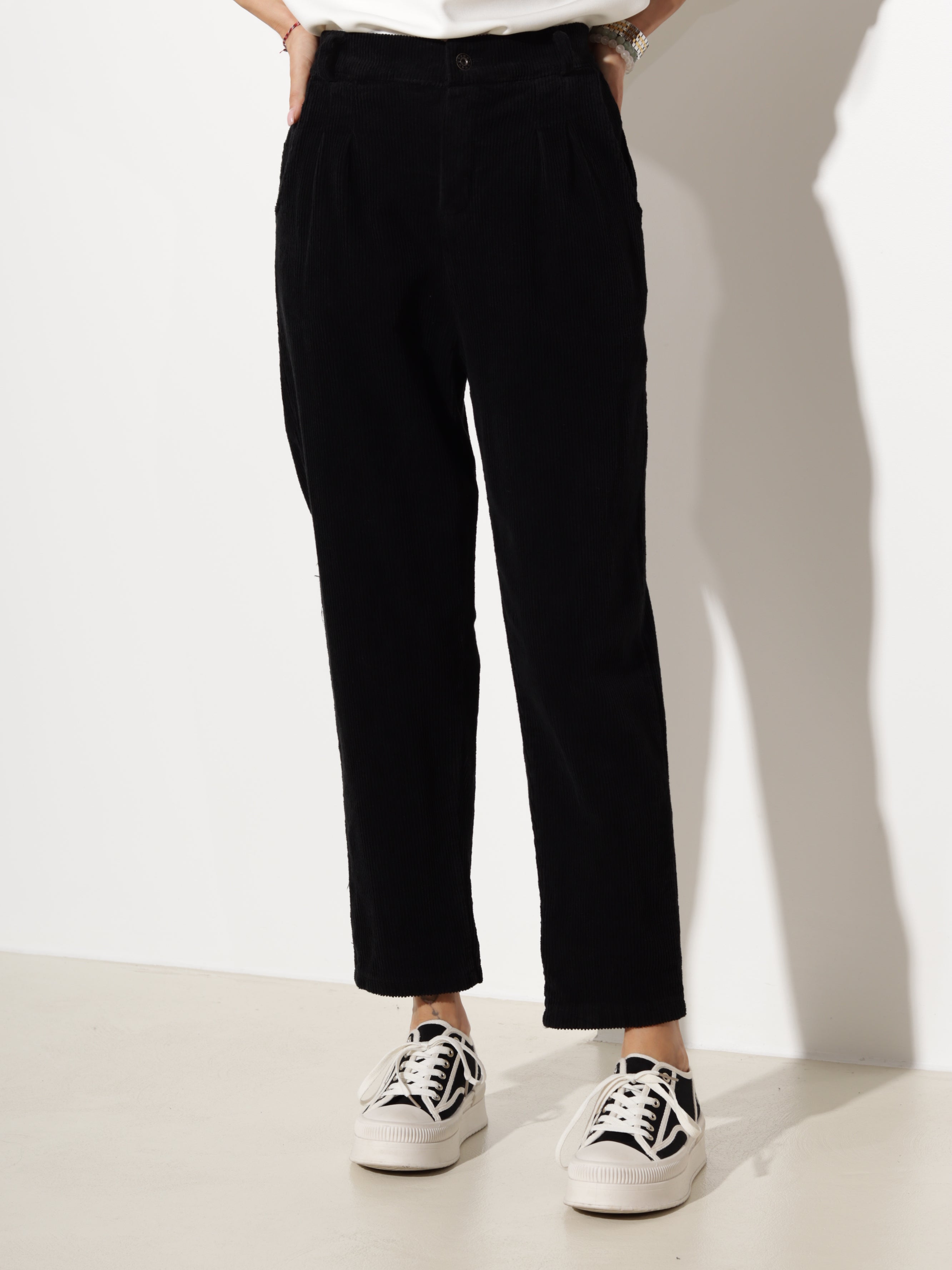 Melns velveta "Mom fit" tipa bikses- 20617