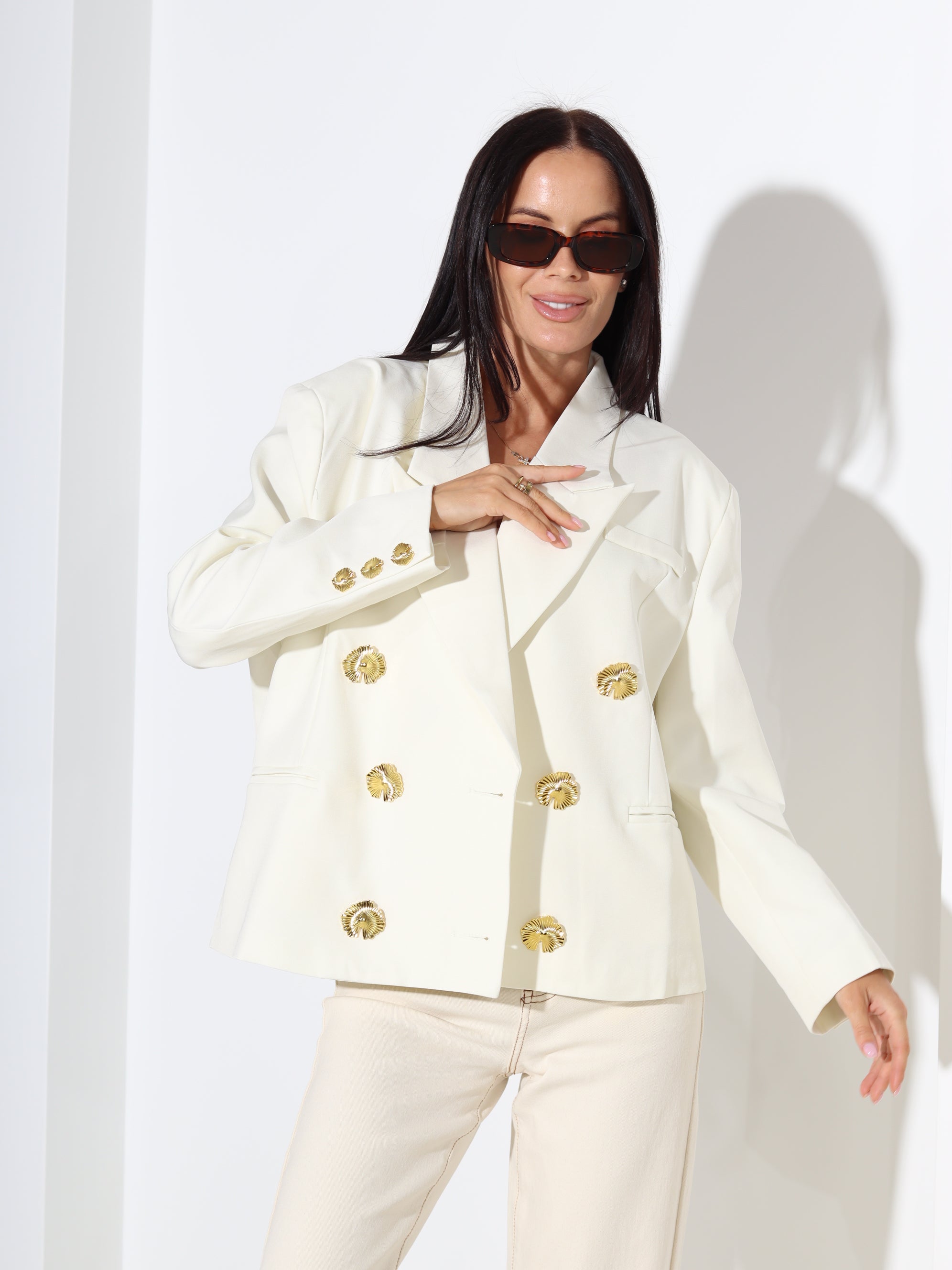 Pienbalta žakete ar ziediņpogām- 18380