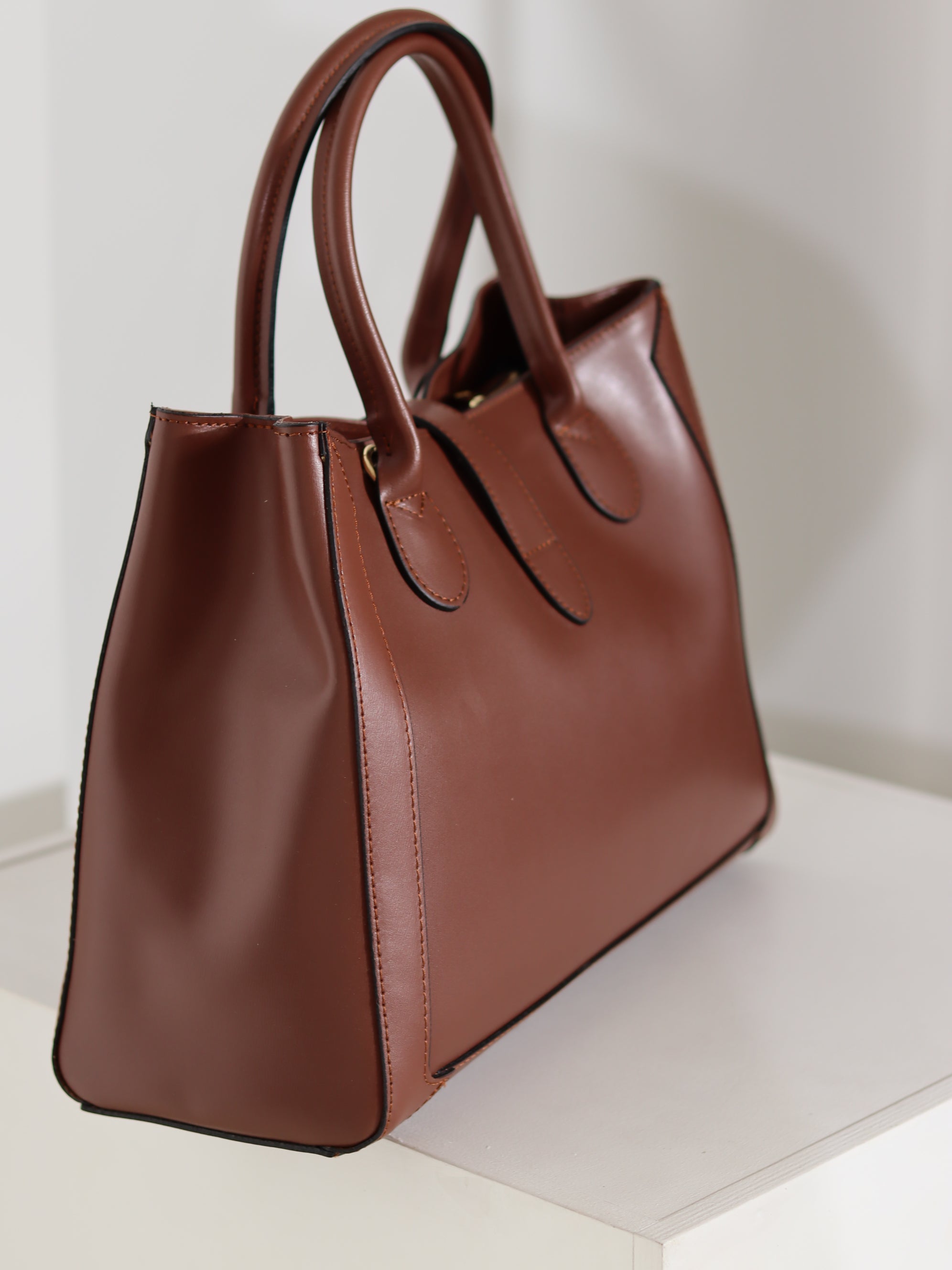 Brūna liela d/ā soma ar zelta krāsas aizdari - 18104