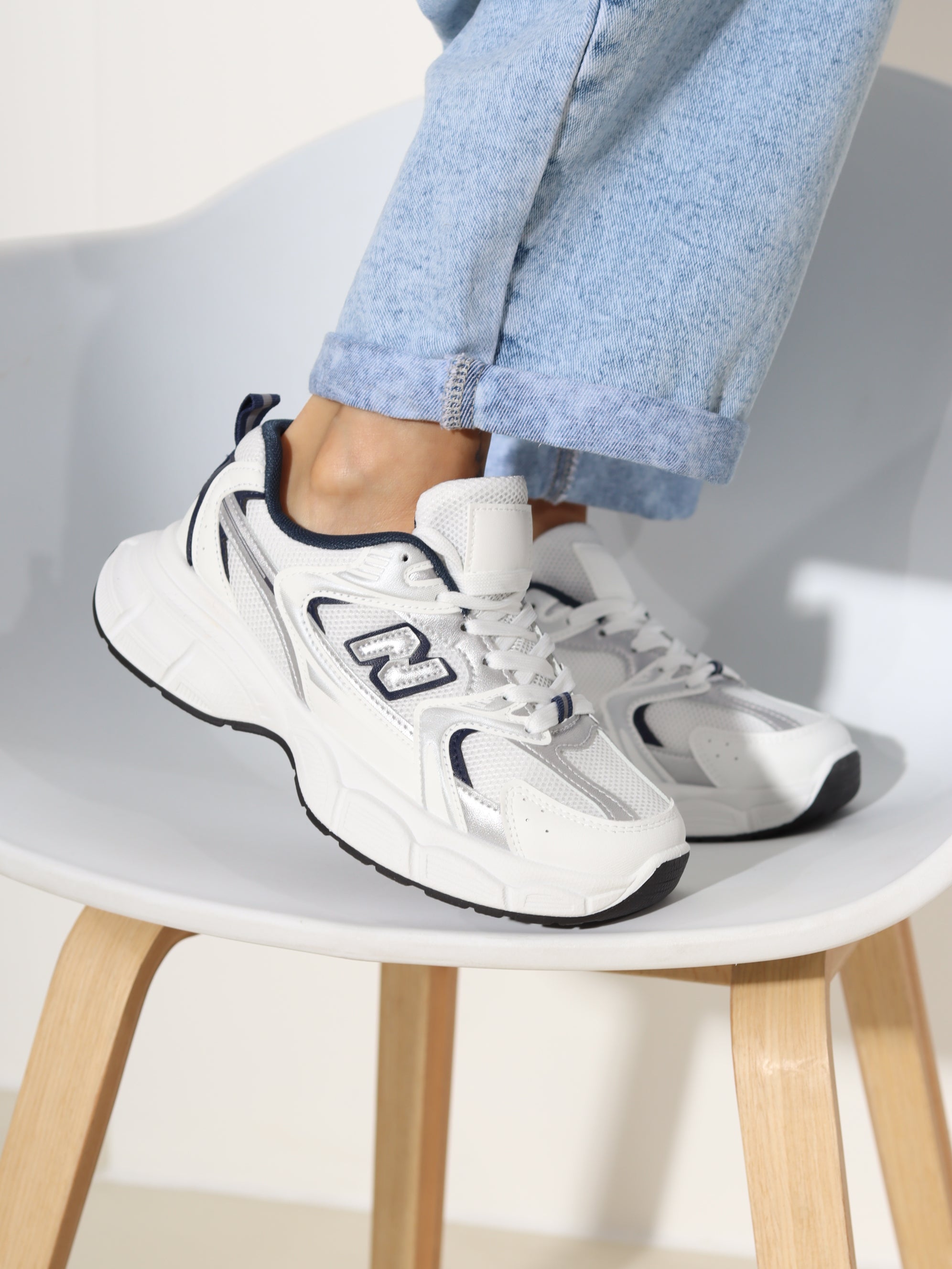 Balti sportiska stila apavi ar  tumši zilu "N" akcentu- 19039