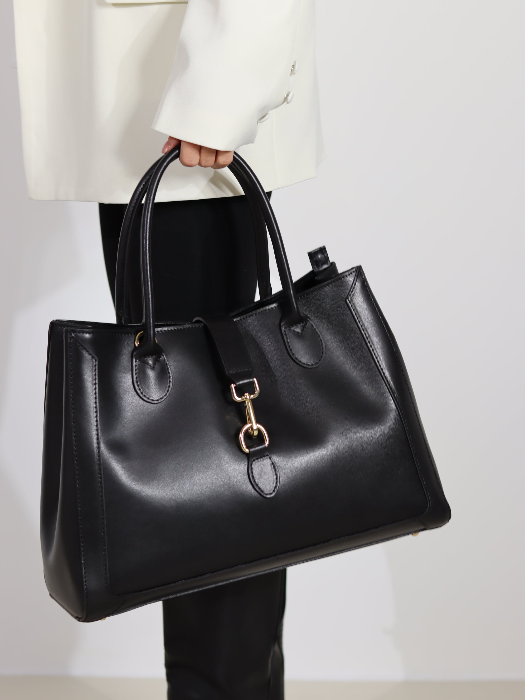 Melna liela d/ā soma ar zelta värvi aizdari - 18103