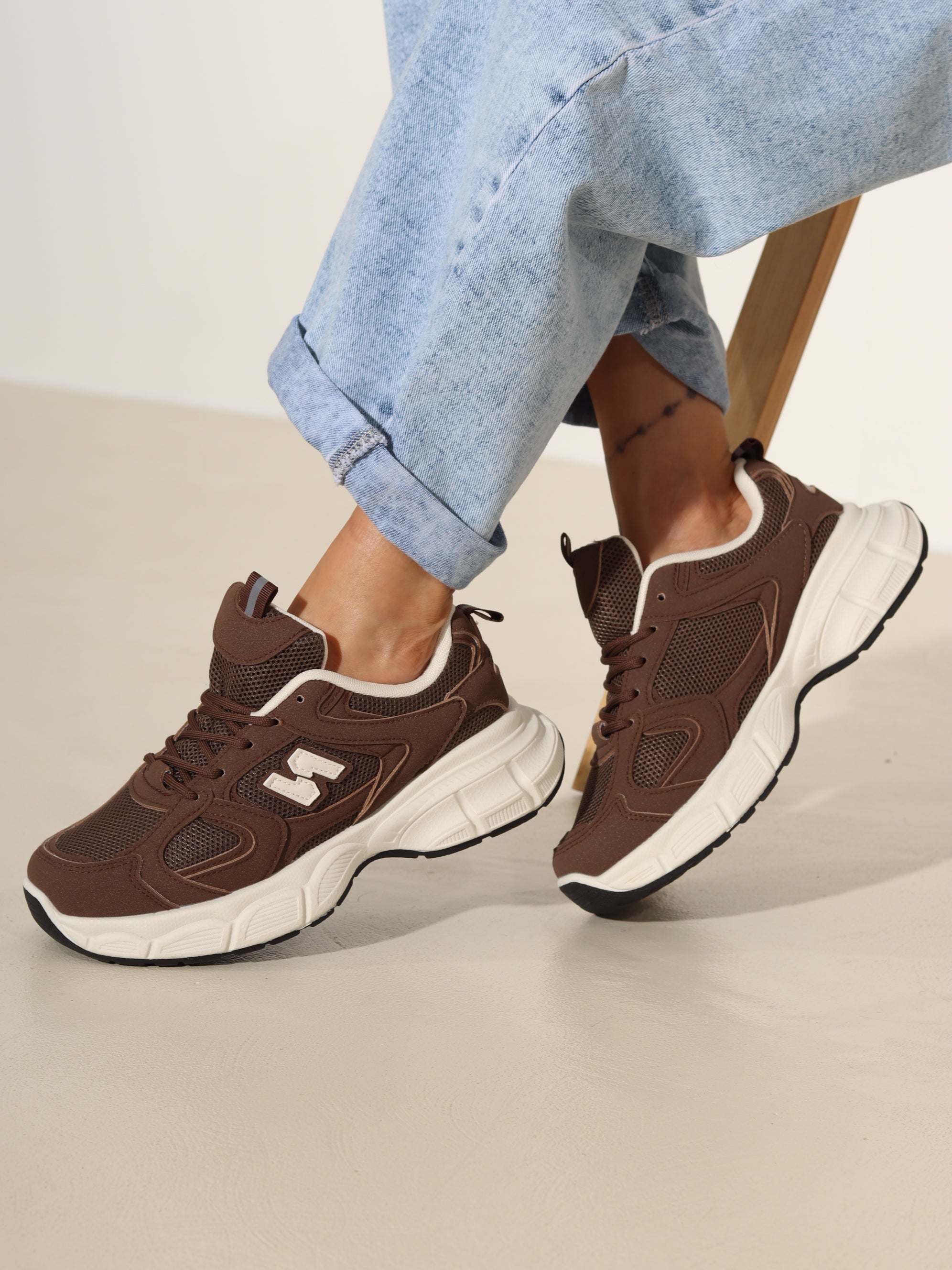 Šoko brūni sportiska stila apavi 'N' ar akcentu- 19033