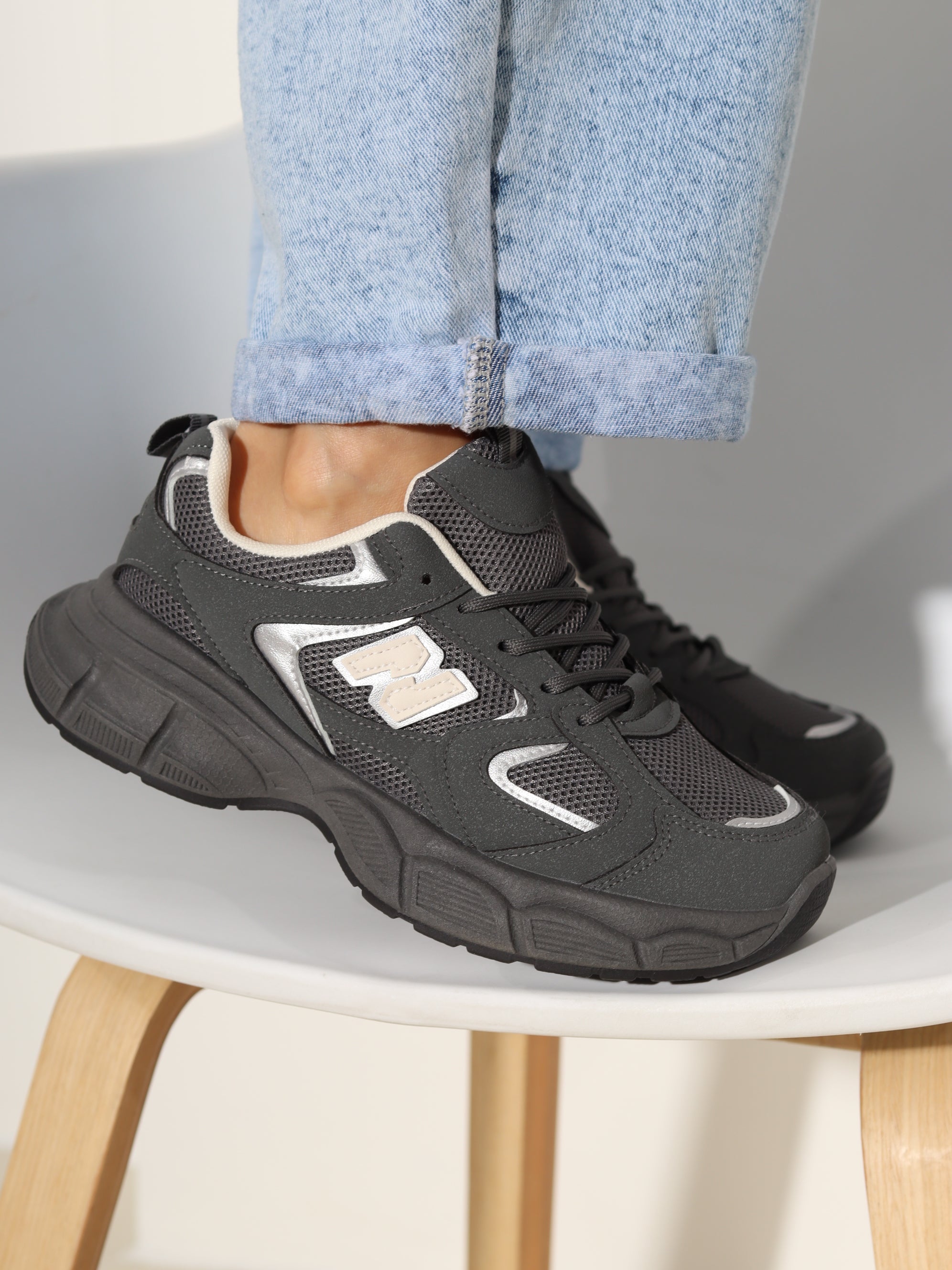 Pelēki sportiska stila apavi ar  'N' akcentu- 19036