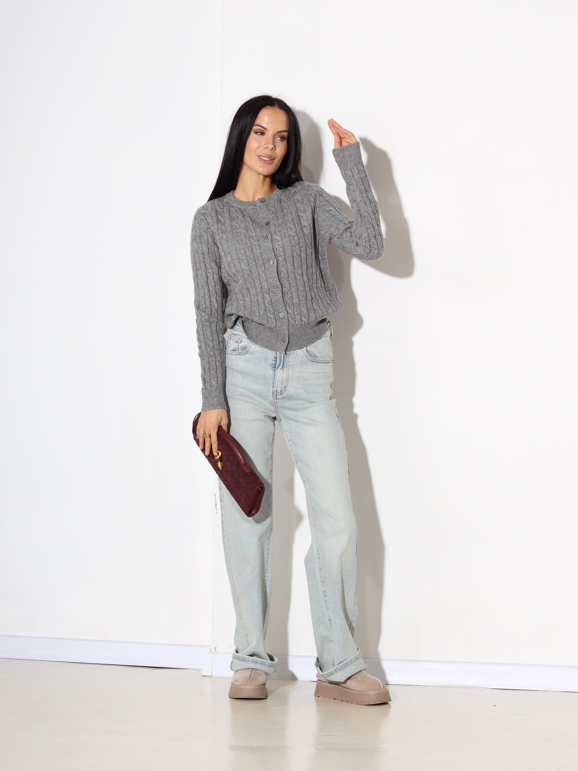 Pelēka, adīta, pogājama jaka ar smalku pīnes rakstu - 17890