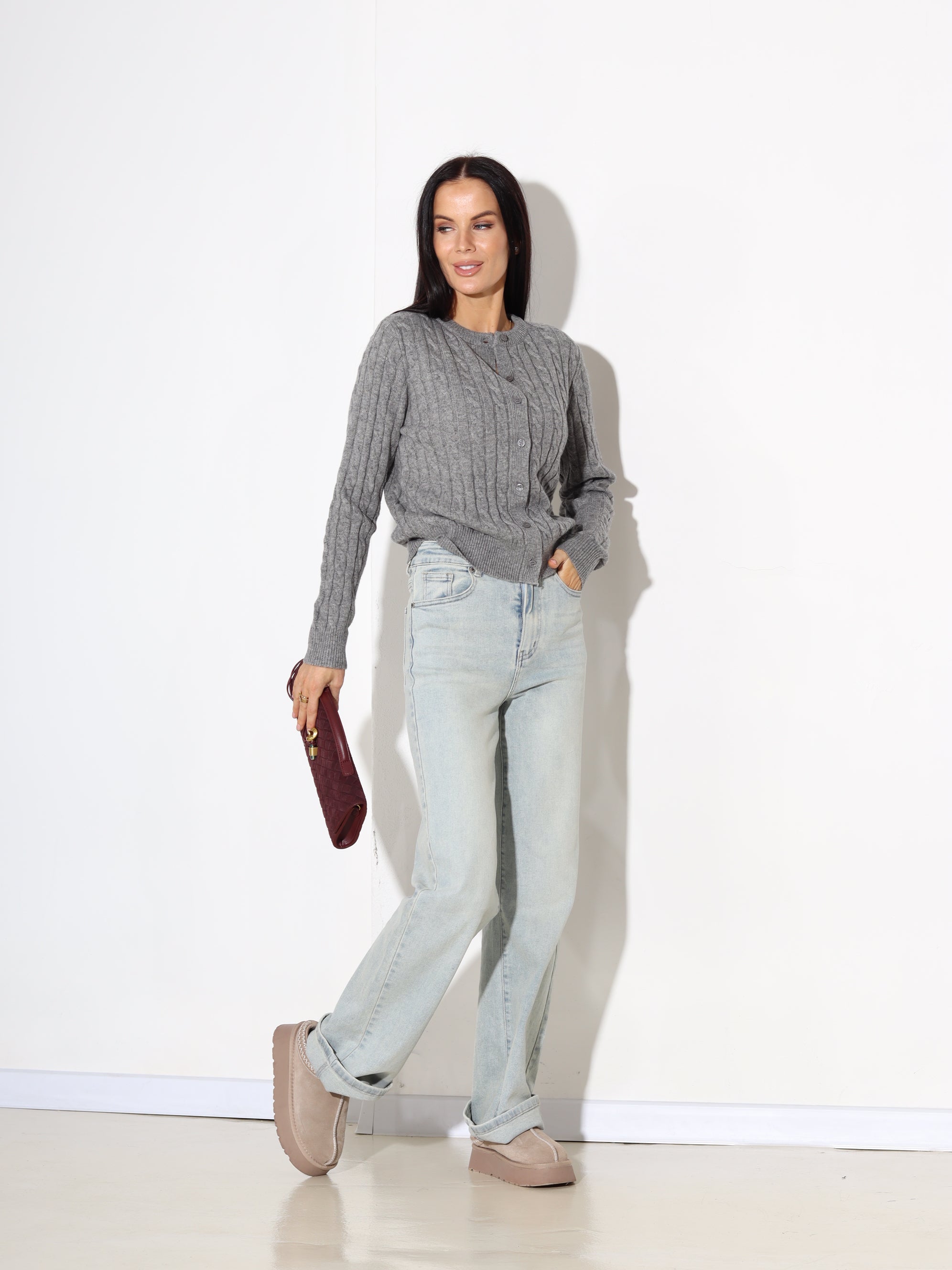 Pelēka, adīta, pogājama jaka ar smalku pīnes rakstu - 17890