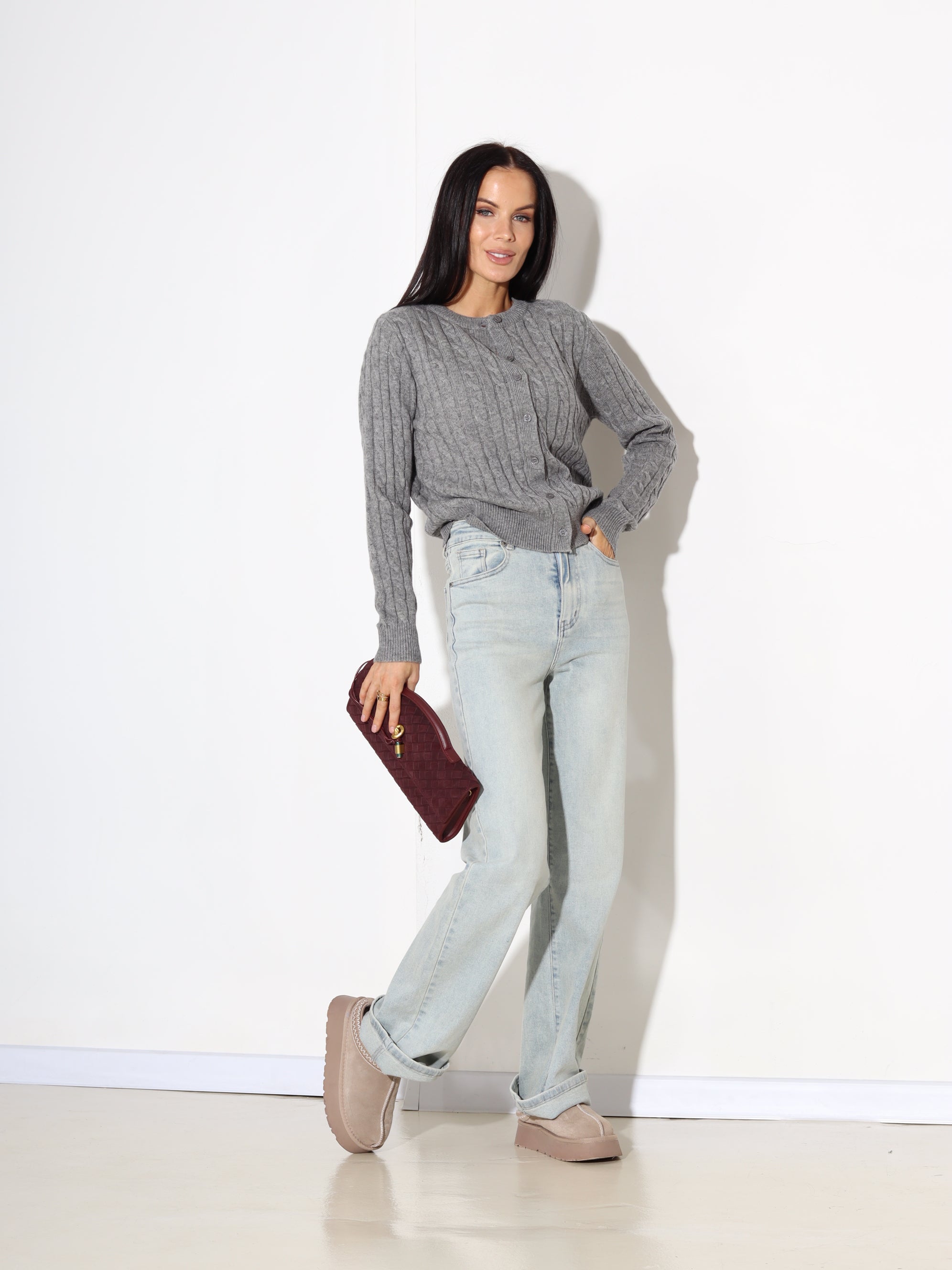 Pelēka, adīta, pogājama jaka ar smalku pīnes rakstu - 17890