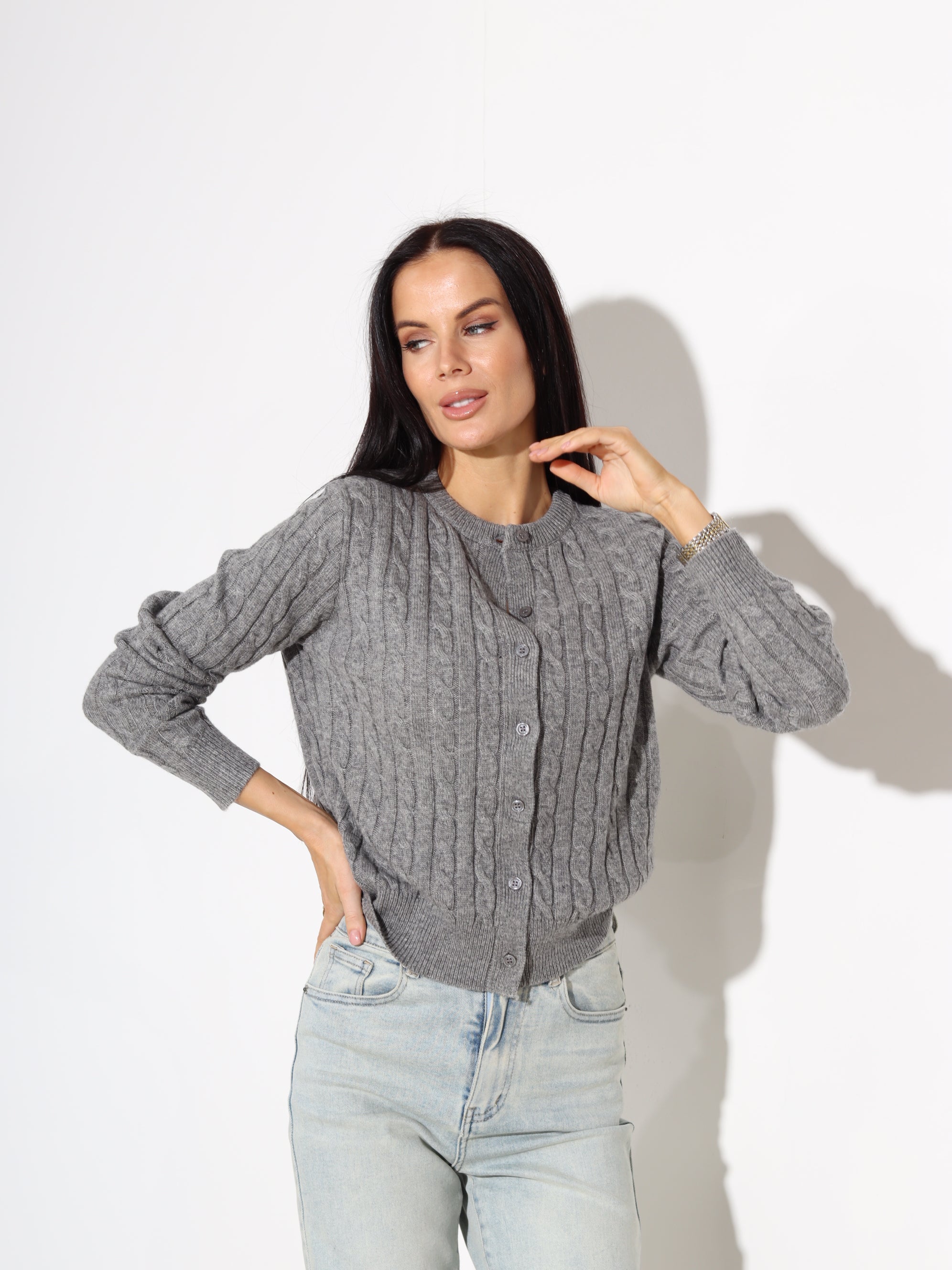 Pelēka, adīta, pogājama jaka ar smalku pīnes rakstu - 17890