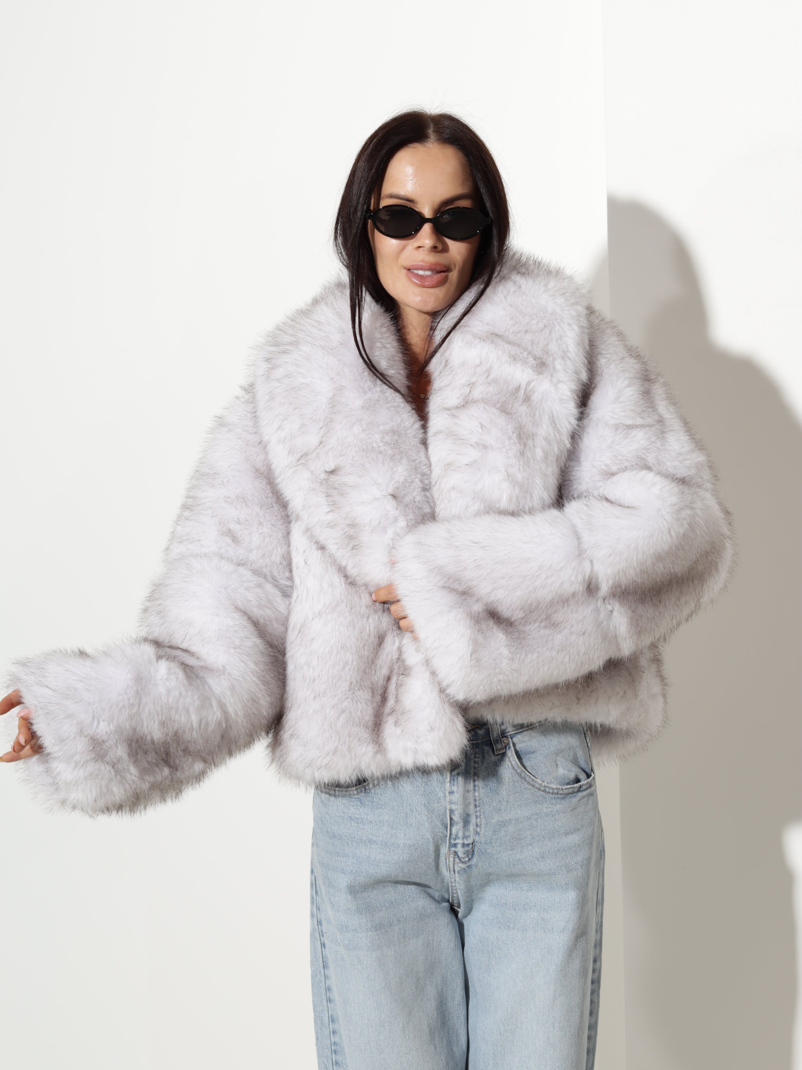 Balts+ gaiši pelēks, saīsināta garuma kažoks- 20718