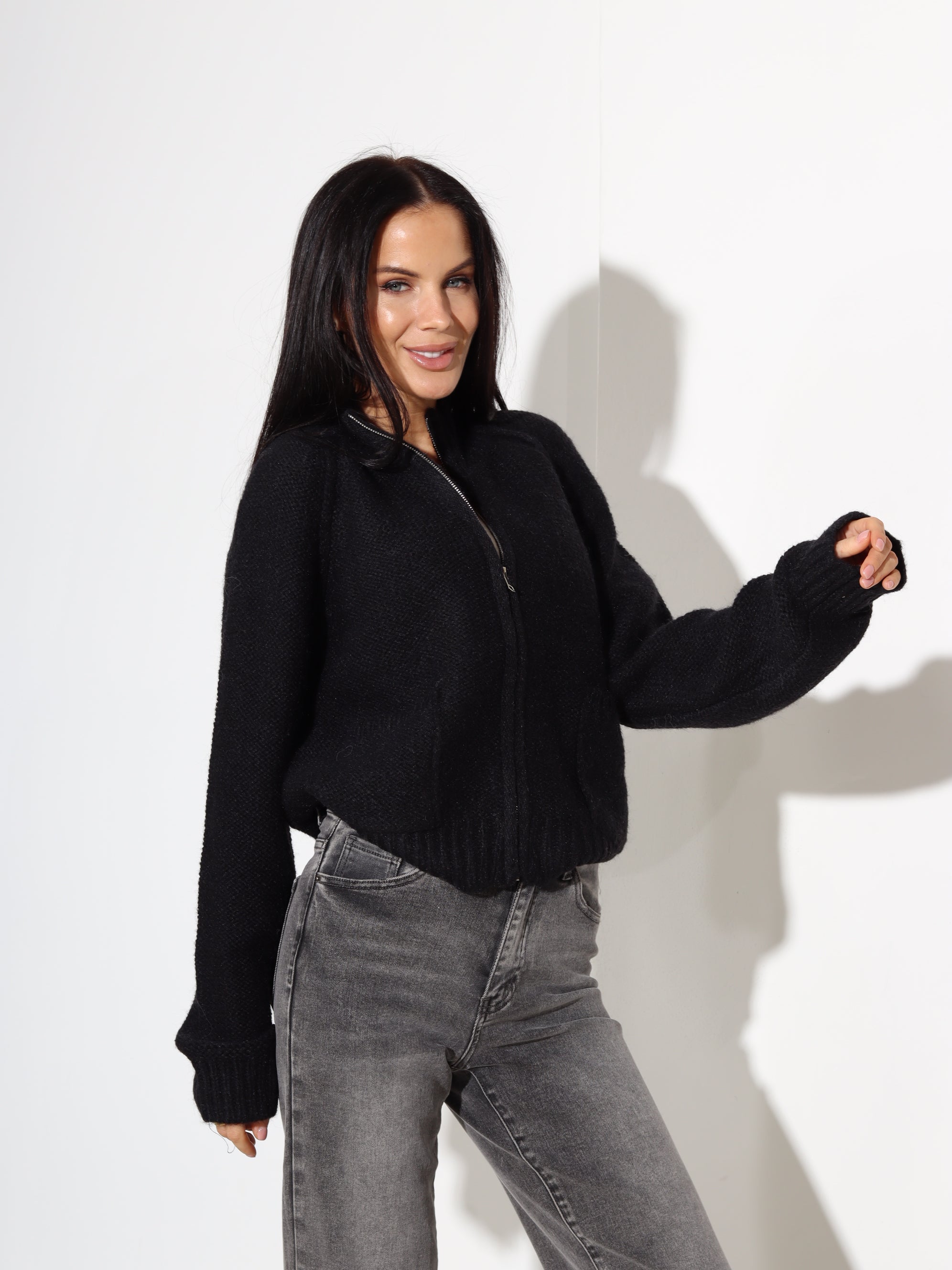 Melna jaka ar rāvējslēdzēju un kabatām - 17885