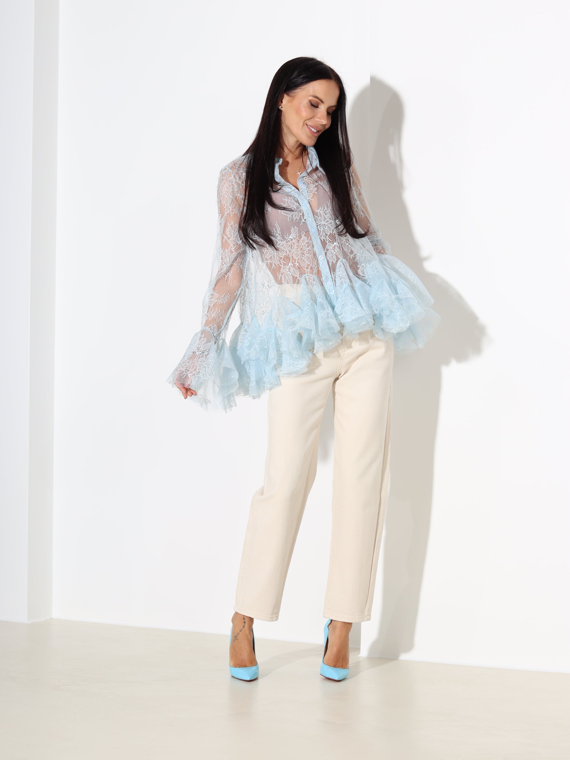 Zila mežģīņu blūze ar volānu akcentu apakšdaļā - 18162