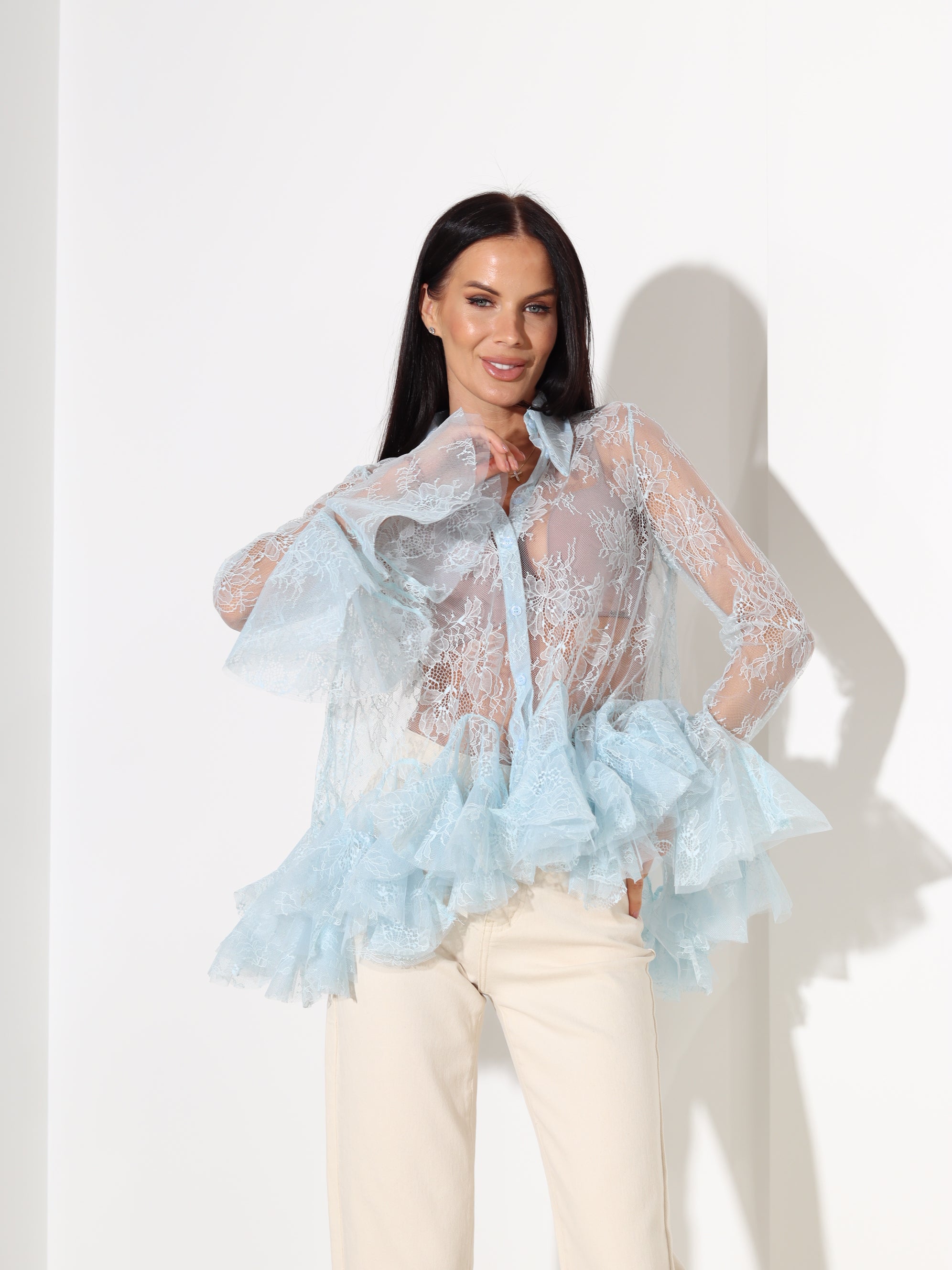 Zila mežģīņu blūze ar volānu akcentu apakšdaļā - 18162