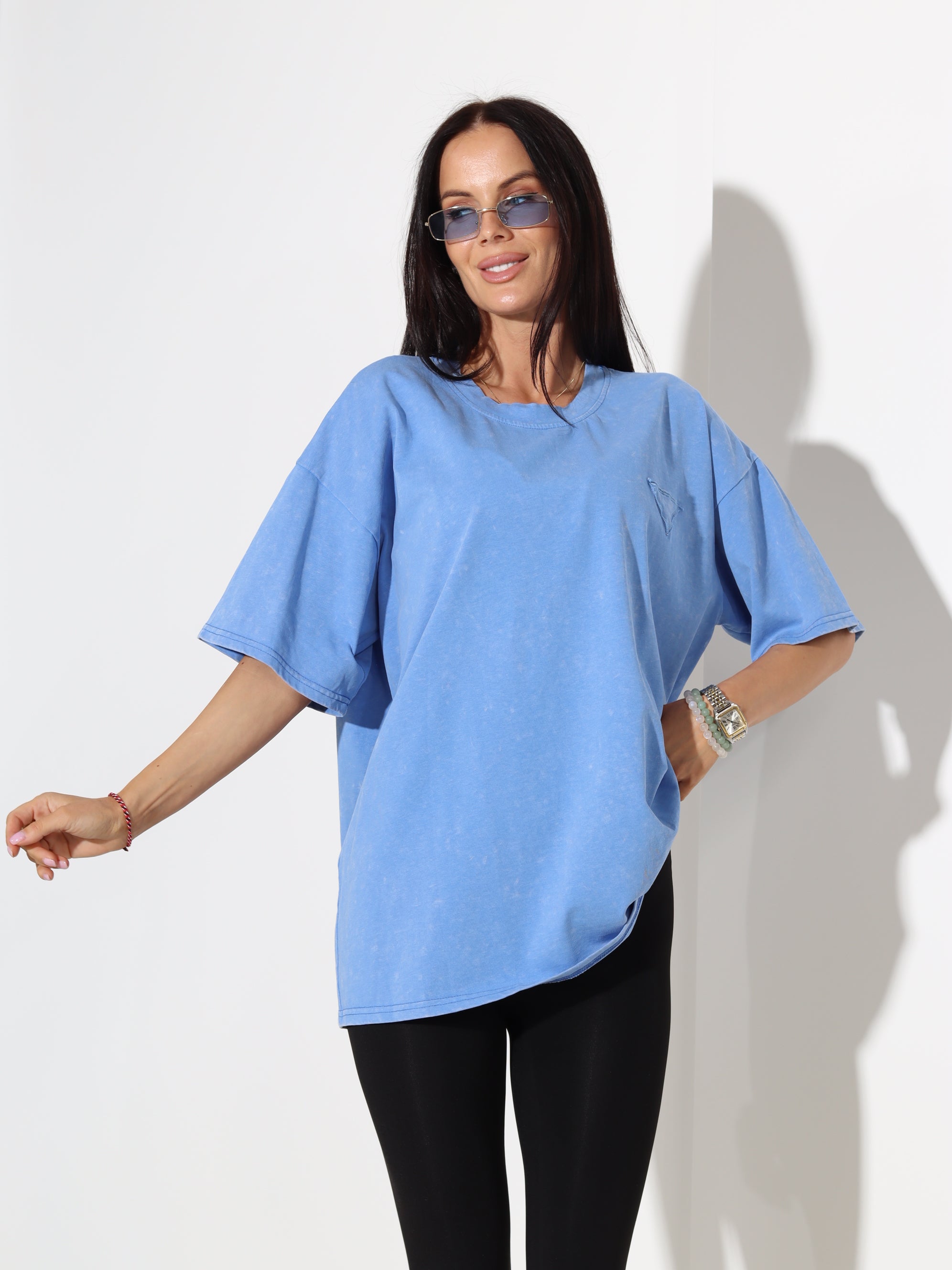 Zils tops ar baltu, smalku batikojuma efektu- 18385