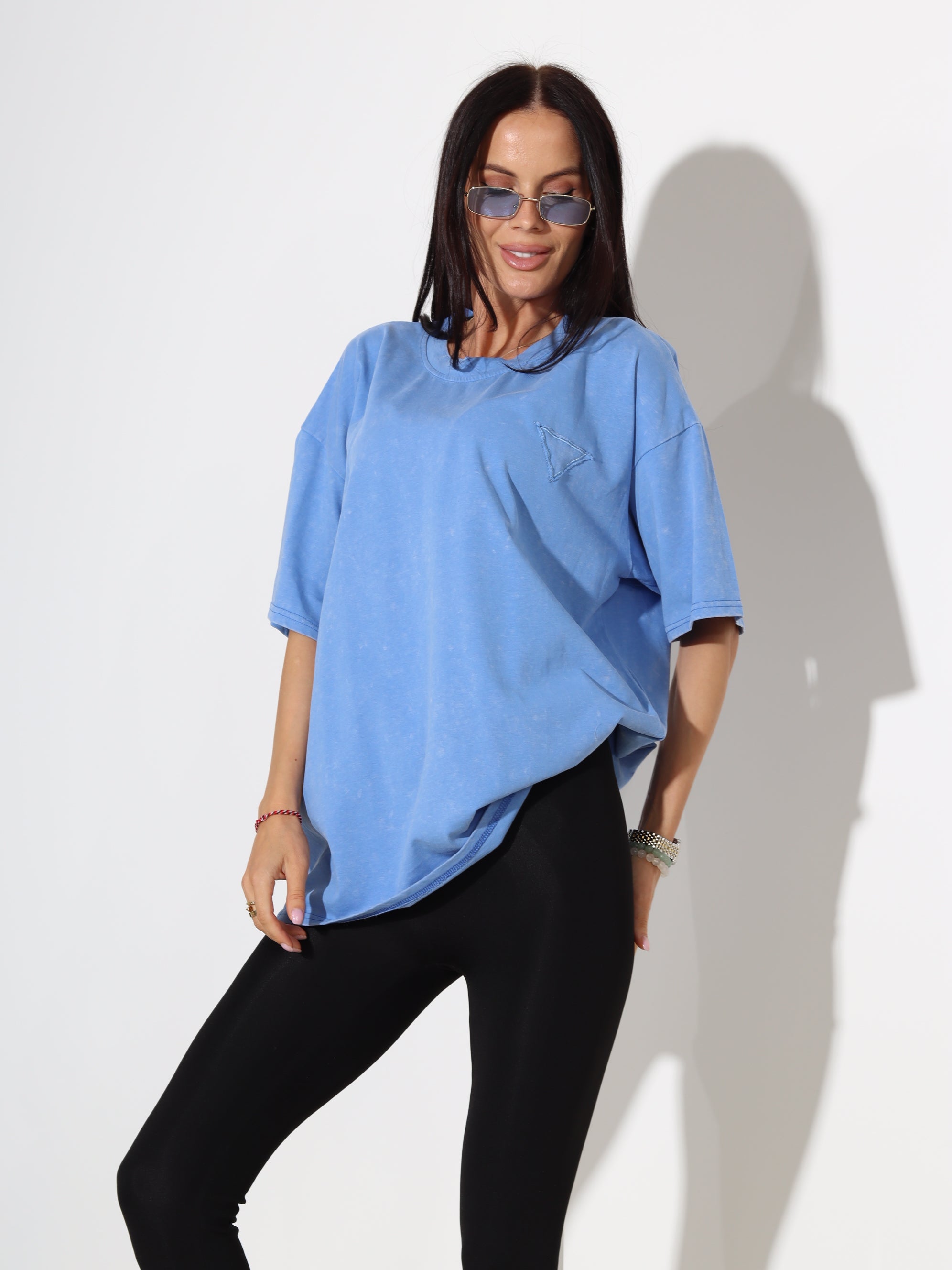 Zils tops ar baltu, smalku batikojuma efektu- 18385