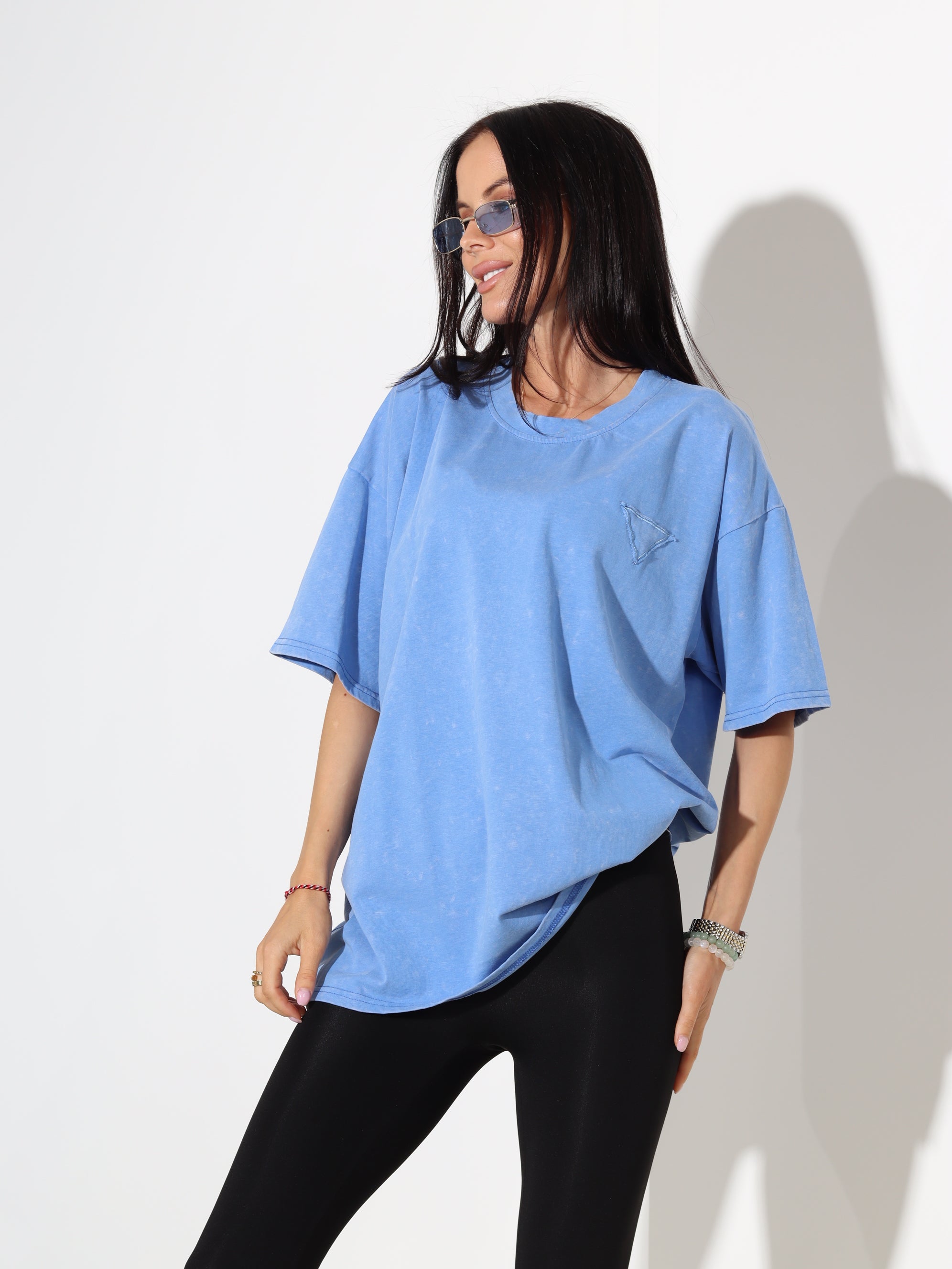 Zils tops ar baltu, smalku batikojuma efektu- 18385