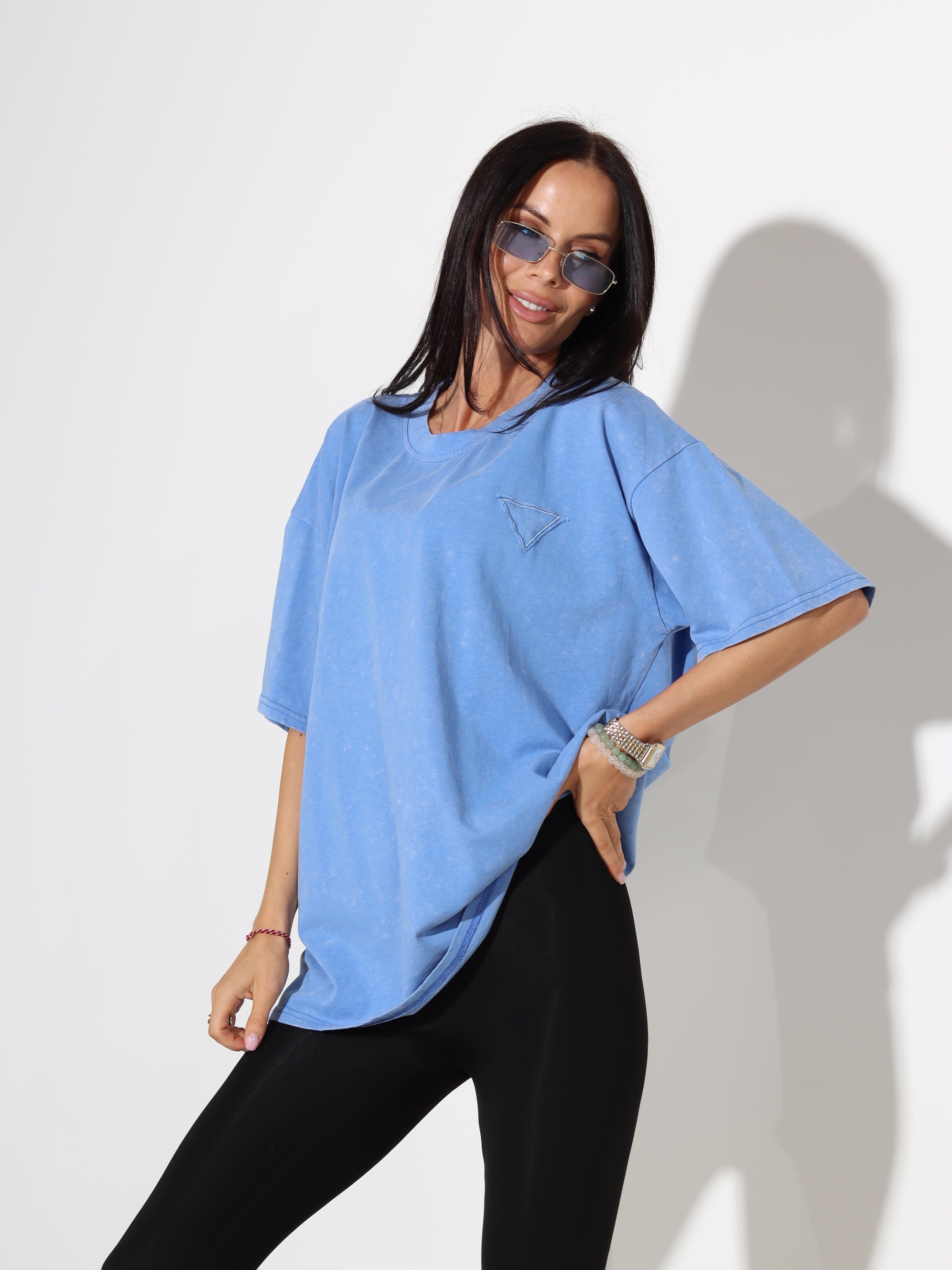 Zils tops ar baltu, smalku batikojuma efektu- 18385